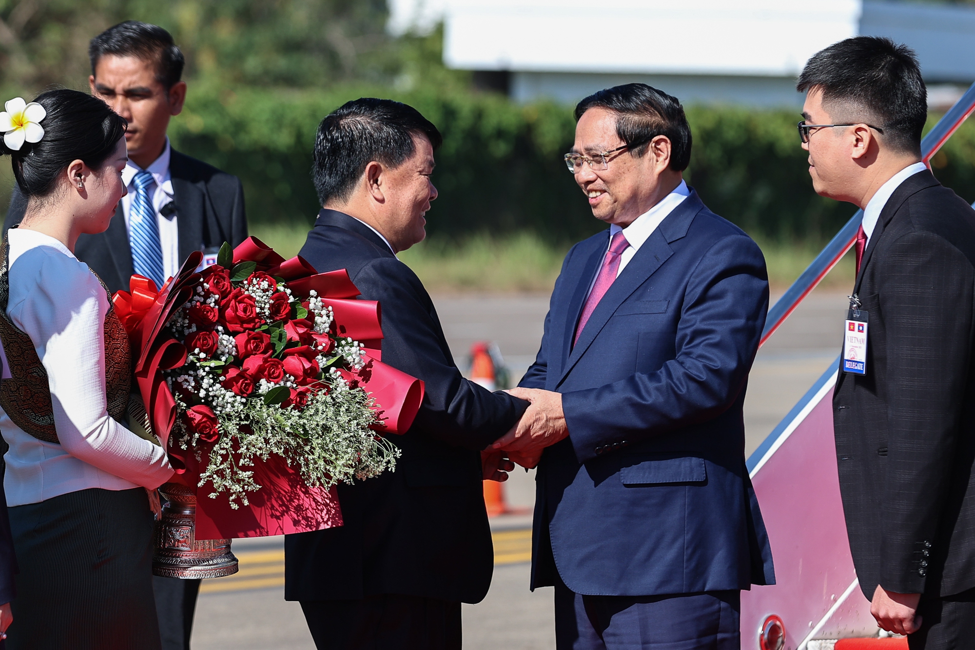 Thủ tướng tới Thủ đô Vientiane, bắt đầu chuyến công tác tại Lào - Ảnh 2.