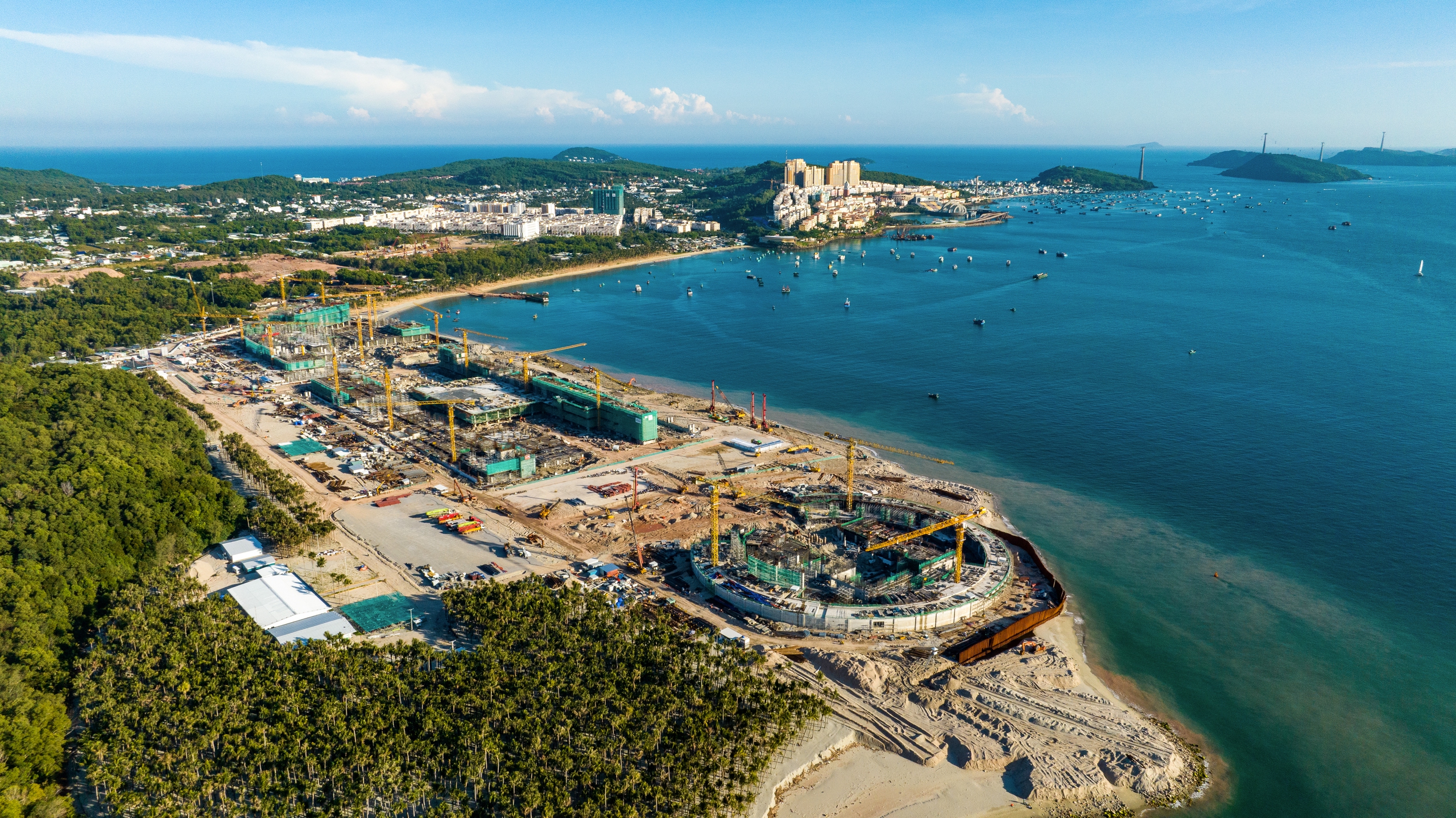 Toàn cảnh đại công trường APEC tại Phú Quốc: Sun Group triển khai tổ hợp gần 22.000 tỷ đồng, trung tâm hội nghị lớn hơn Las Vegas tăng tốc về đích - Ảnh 1.