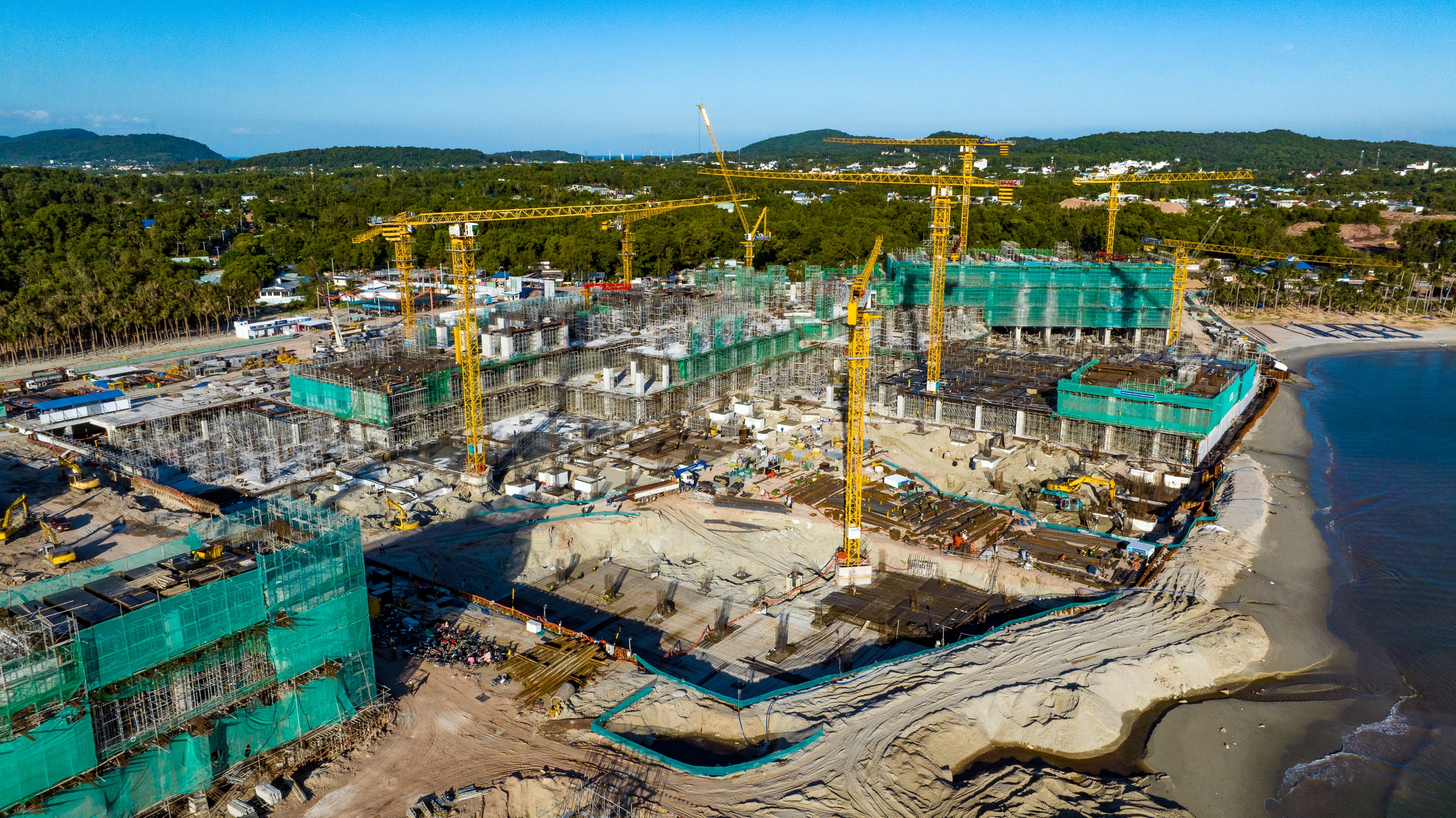 Toàn cảnh đại công trường APEC tại Phú Quốc: Sun Group triển khai tổ hợp gần 22.000 tỷ đồng, trung tâm hội nghị lớn hơn Las Vegas tăng tốc về đích - Ảnh 3.