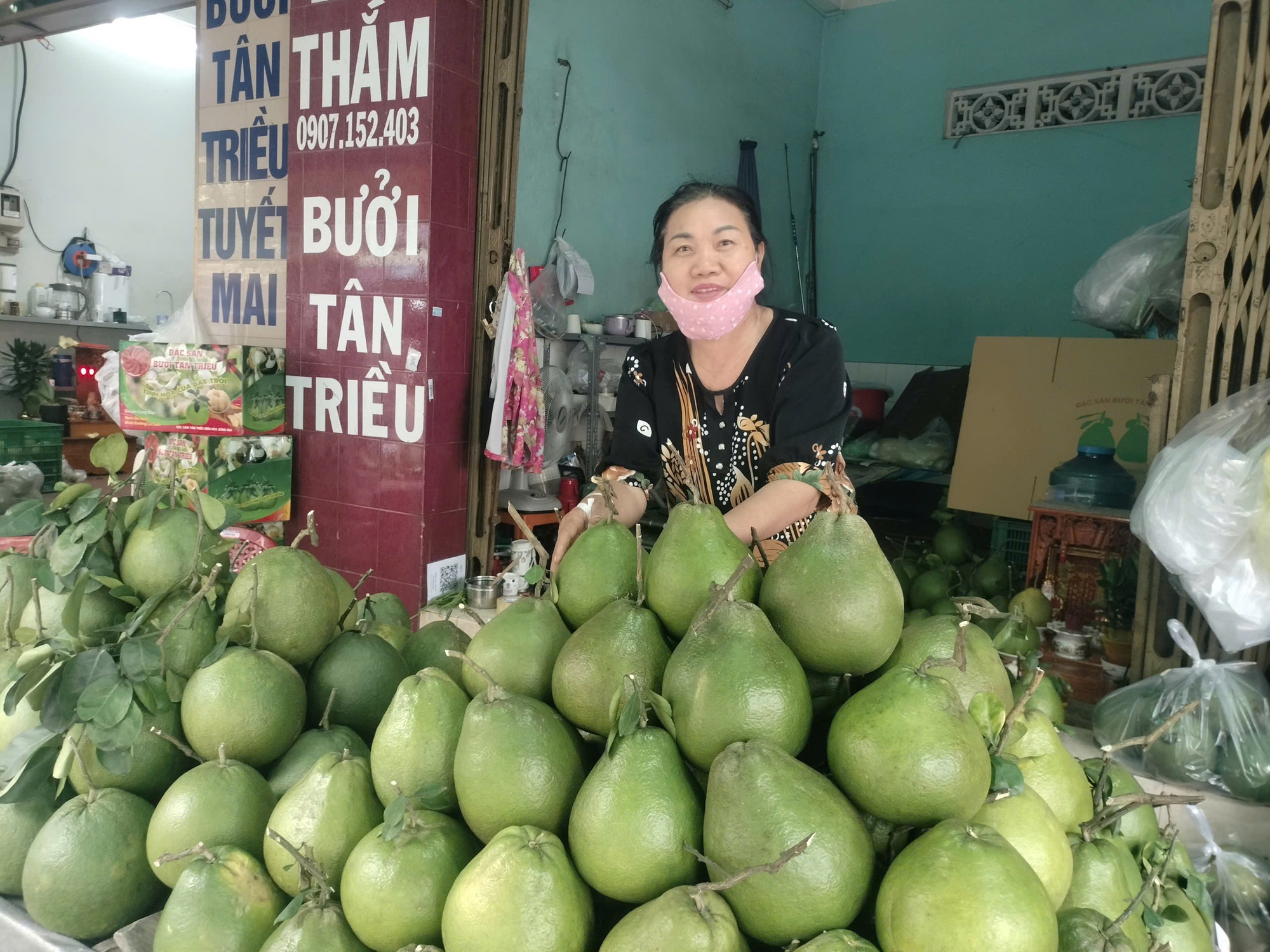 Tiểu thương chợ truyền thống “nín thở” chờ Tết- Ảnh 2.