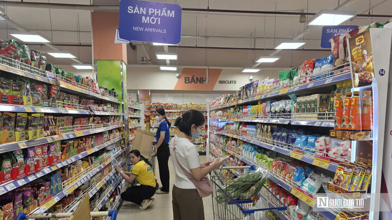 Tiểu thương chợ truyền thống “nín thở” chờ Tết- Ảnh 3.