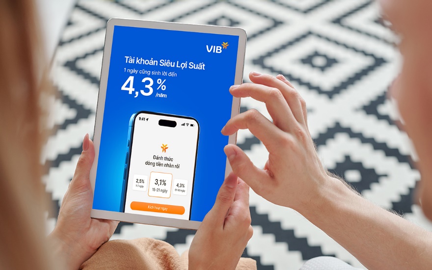 Tài khoản Siêu Lợi Suất VIB – Giải pháp kiếm tiền ngay cả khi bạn đang ngủ- Ảnh 1. A person holding a tablet AI-generated content may be incorrect.