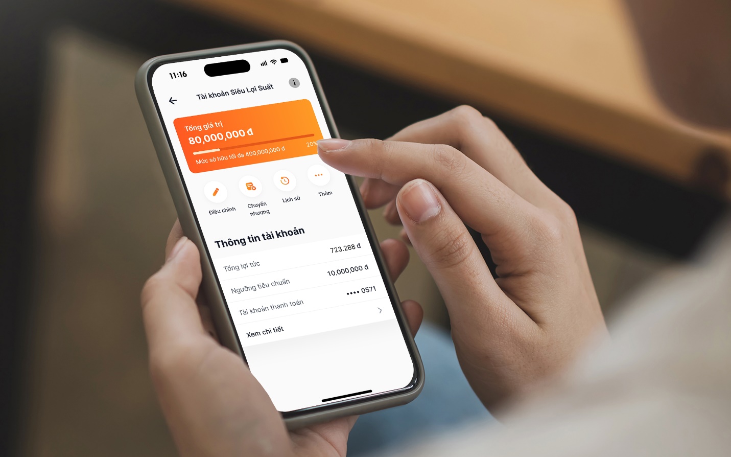 Tài khoản Siêu Lợi Suất VIB – Giải pháp kiếm tiền ngay cả khi bạn đang ngủ- Ảnh 3. A person holding a phone AI-generated content may be incorrect.