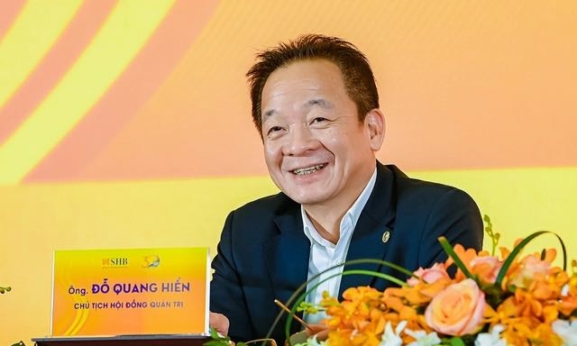 Cổ phiếu SHB bất ngờ tăng trần, tài sản 3 cha con bầu Hiển tăng thêm hàng trăm tỷ- Ảnh 1. Cổ phiếu SHB bất ngờ tăng trần, tài sản 3 cha con bầu Hiển tăng thêm hàng trăm tỷ- Ảnh 1.