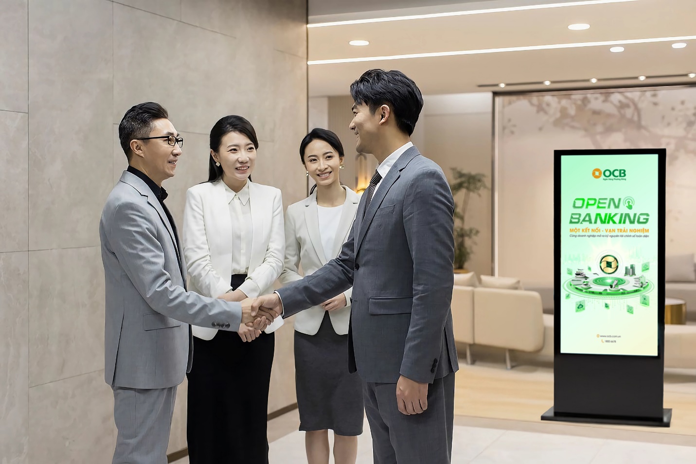 D:\1. UYEN DINH\02 KHDN\02. TRANSACTION BANKING\Bài PR\Hinh anh PR\Successful Chinese business people shaking hands mockup.jpg