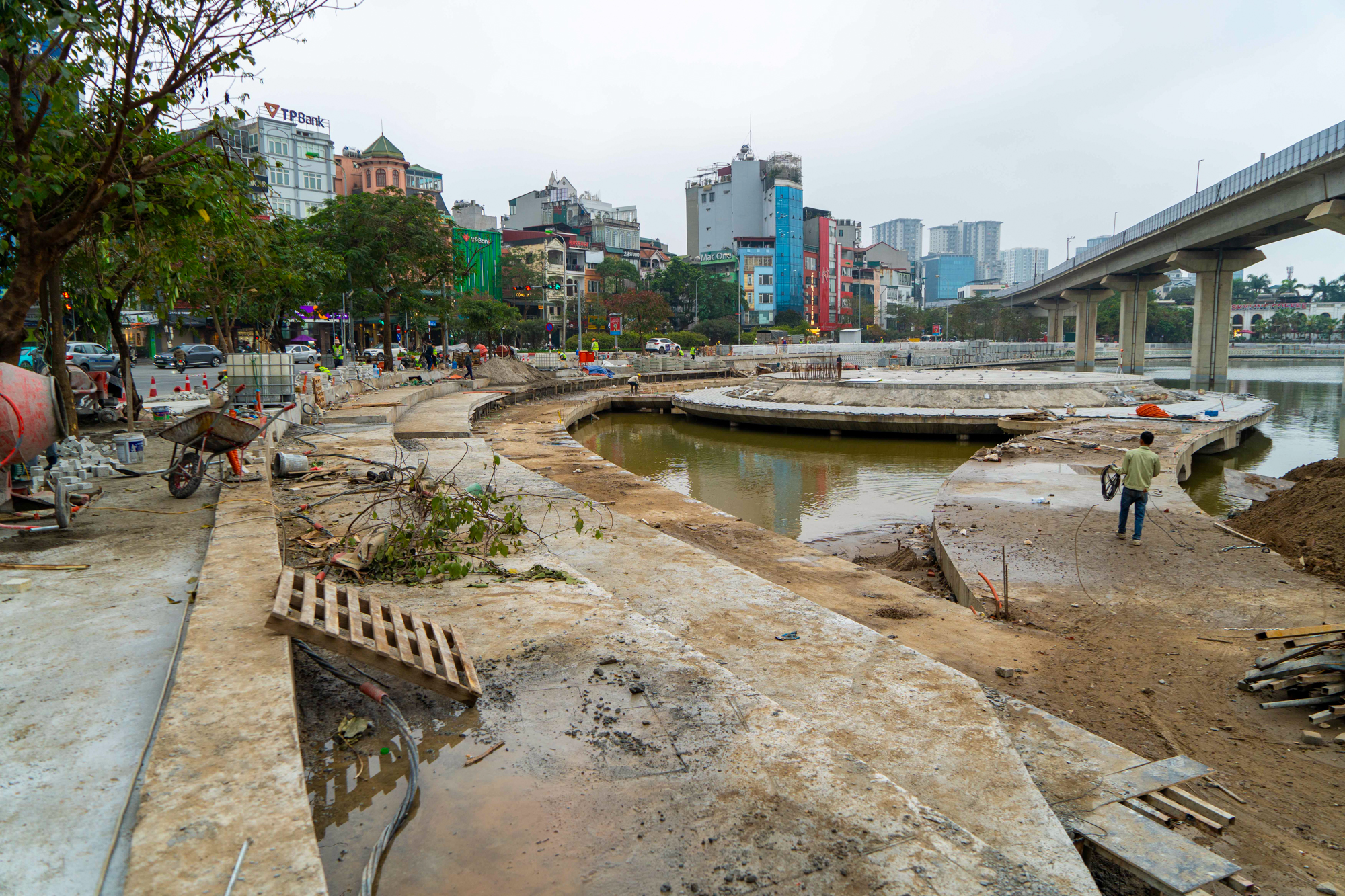 Hồ duy nhất có tàu điện chạy ngang qua, đang được đầu tư trăm tỷ làm sân khấu nổi ở Hà Nội- Ảnh 6. Hồ duy nhất có tàu điện chạy ngang qua, đang được đầu tư trăm tỷ làm sân khấu nổi ở Hà Nội- Ảnh 6.