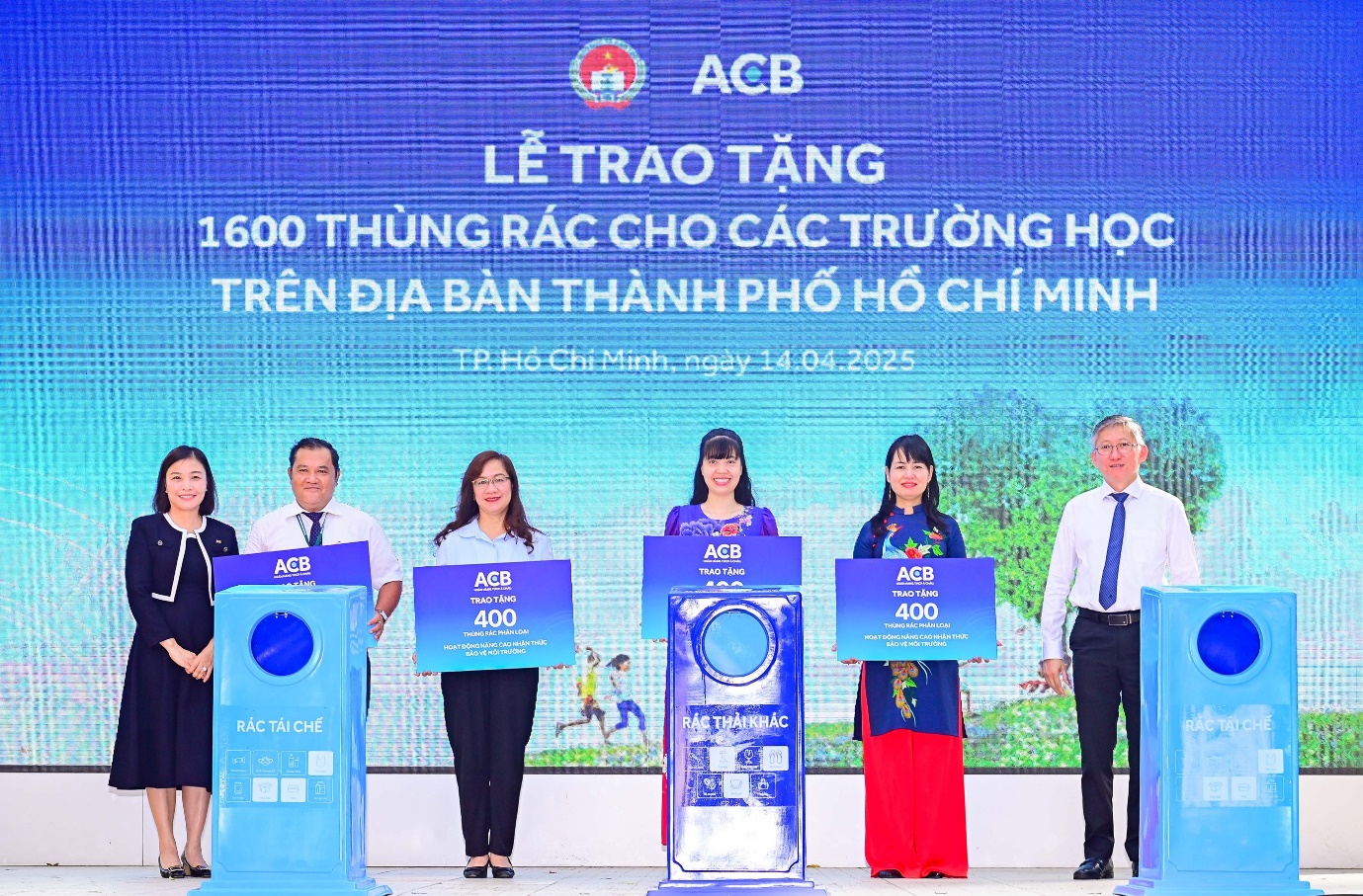 ACB trao tặng 1600 thùng rác phân loại cho các trường học- Ảnh 2.