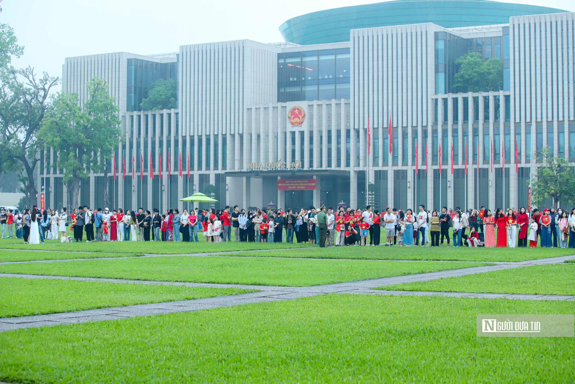 Trang nghiêm lễ chào cờ chào mừng 50 năm Giải phóng miền Nam, thống nhất đất nước- Ảnh 4. Trang nghiêm lễ chào cờ chào mừng 50 năm Giải phóng miền Nam, thống nhất đất nước- Ảnh 4.