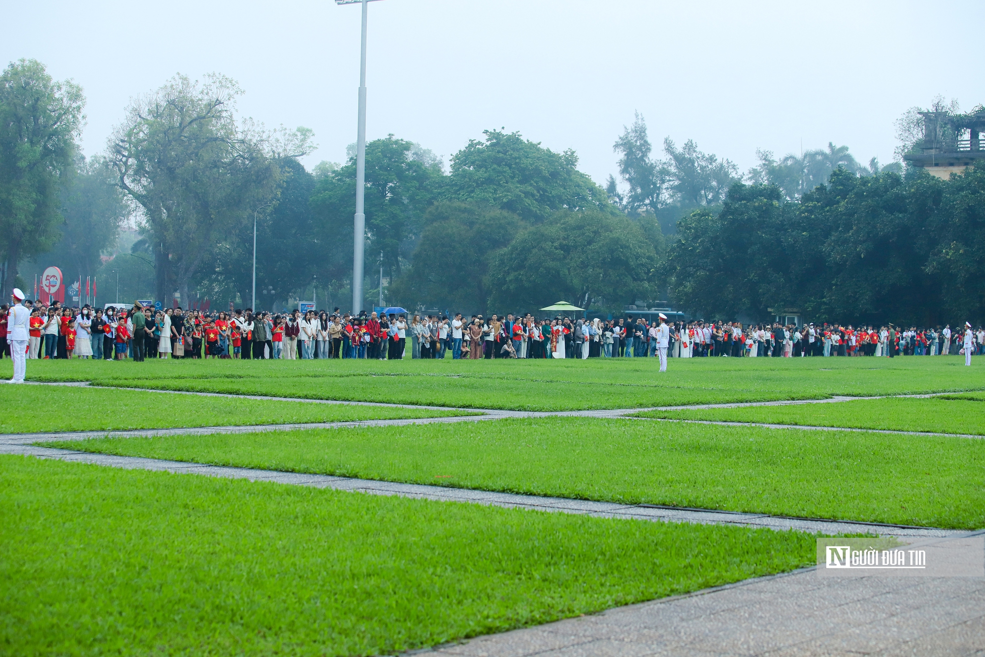 Trang nghiêm lễ chào cờ chào mừng 50 năm Giải phóng miền Nam, thống nhất đất nước- Ảnh 5. Trang nghiêm lễ chào cờ chào mừng 50 năm Giải phóng miền Nam, thống nhất đất nước- Ảnh 5.