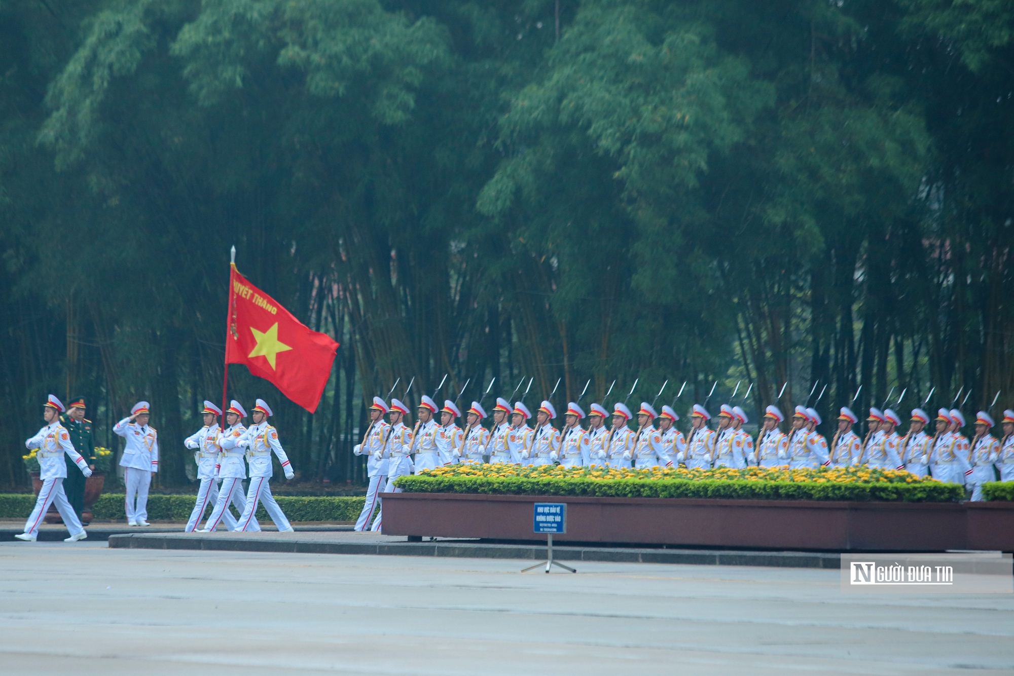 Trang nghiêm lễ chào cờ chào mừng 50 năm Giải phóng miền Nam, thống nhất đất nước- Ảnh 6. Trang nghiêm lễ chào cờ chào mừng 50 năm Giải phóng miền Nam, thống nhất đất nước- Ảnh 6.