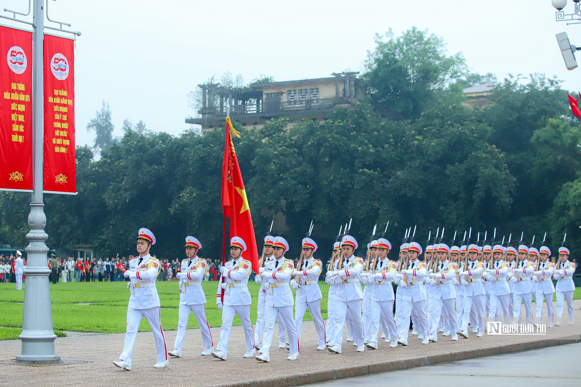 Trang nghiêm lễ chào cờ chào mừng 50 năm Giải phóng miền Nam, thống nhất đất nước- Ảnh 7. Trang nghiêm lễ chào cờ chào mừng 50 năm Giải phóng miền Nam, thống nhất đất nước- Ảnh 7.