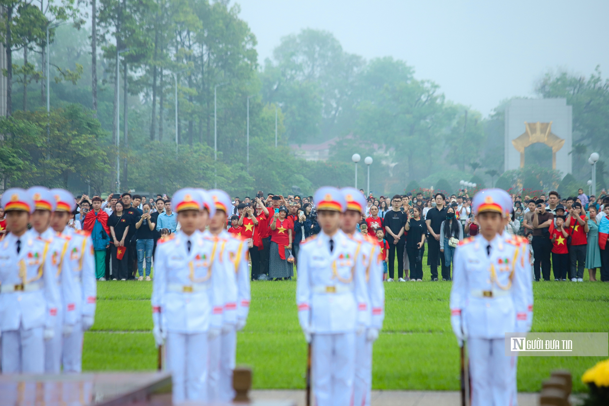 Trang nghiêm lễ chào cờ chào mừng 50 năm Giải phóng miền Nam, thống nhất đất nước- Ảnh 8. Trang nghiêm lễ chào cờ chào mừng 50 năm Giải phóng miền Nam, thống nhất đất nước- Ảnh 8.