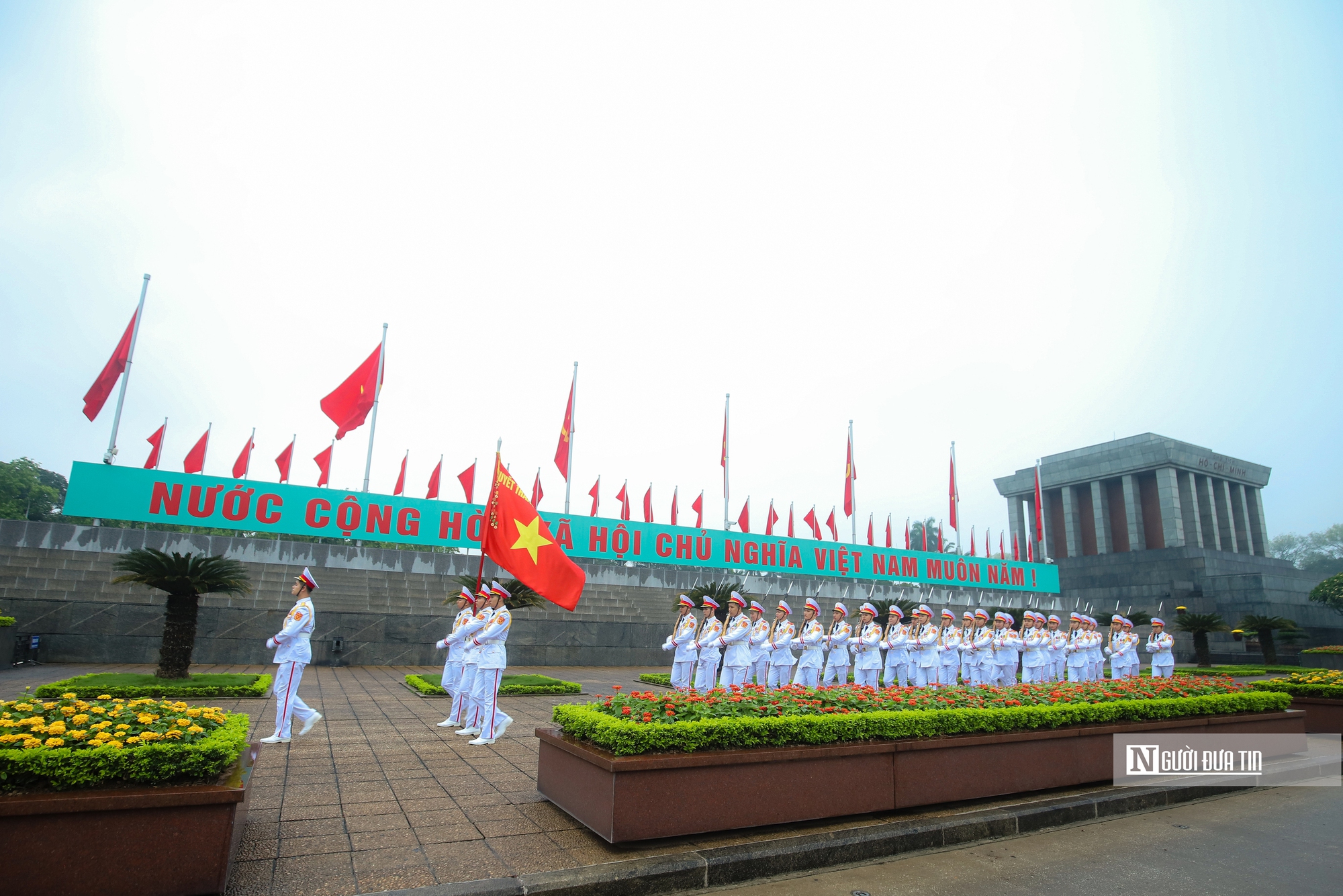 Trang nghiêm lễ chào cờ chào mừng 50 năm Giải phóng miền Nam, thống nhất đất nước- Ảnh 16. Trang nghiêm lễ chào cờ chào mừng 50 năm Giải phóng miền Nam, thống nhất đất nước- Ảnh 16.