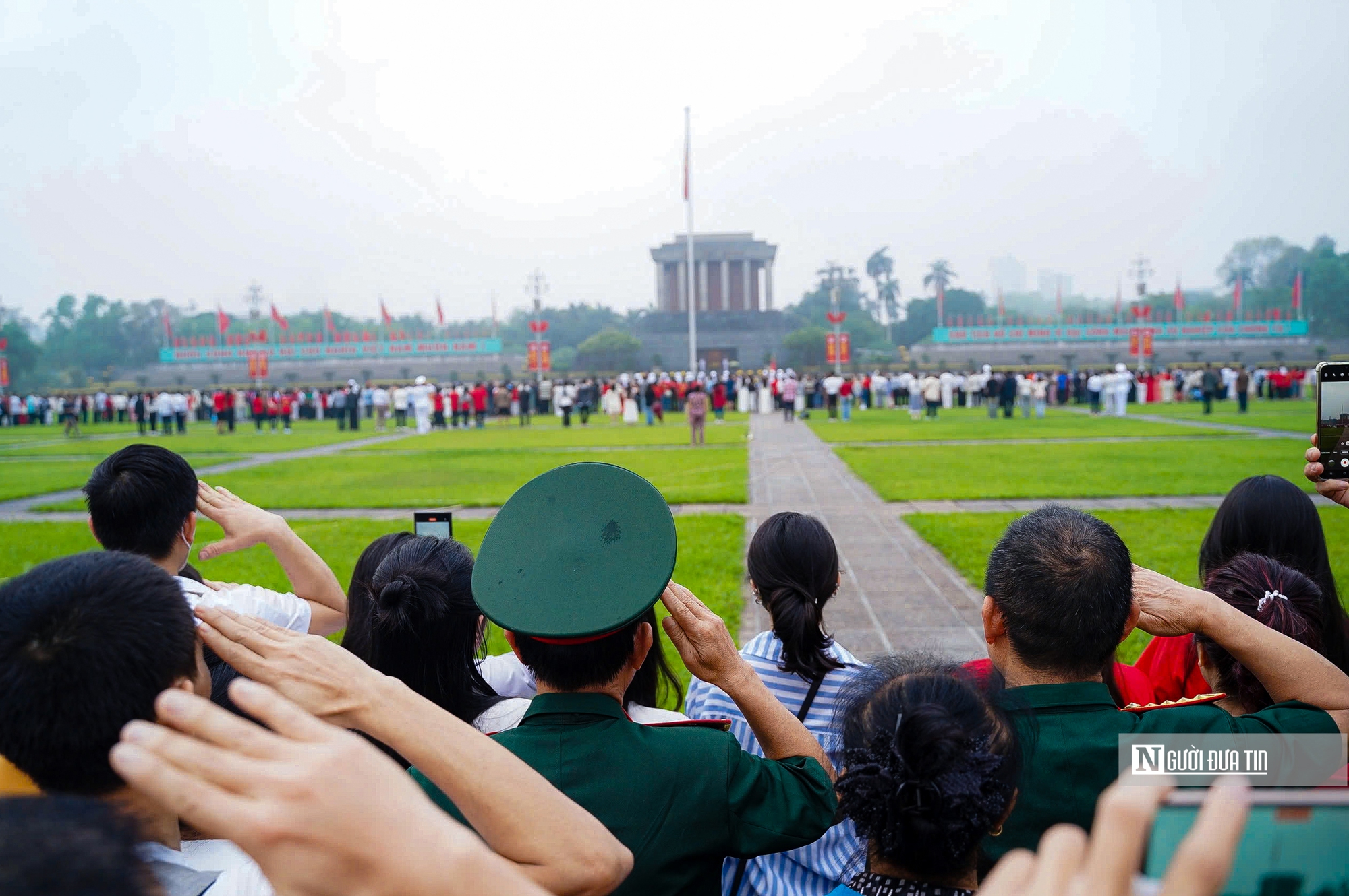Trang nghiêm lễ chào cờ chào mừng 50 năm Giải phóng miền Nam, thống nhất đất nước- Ảnh 12. Trang nghiêm lễ chào cờ chào mừng 50 năm Giải phóng miền Nam, thống nhất đất nước- Ảnh 12.