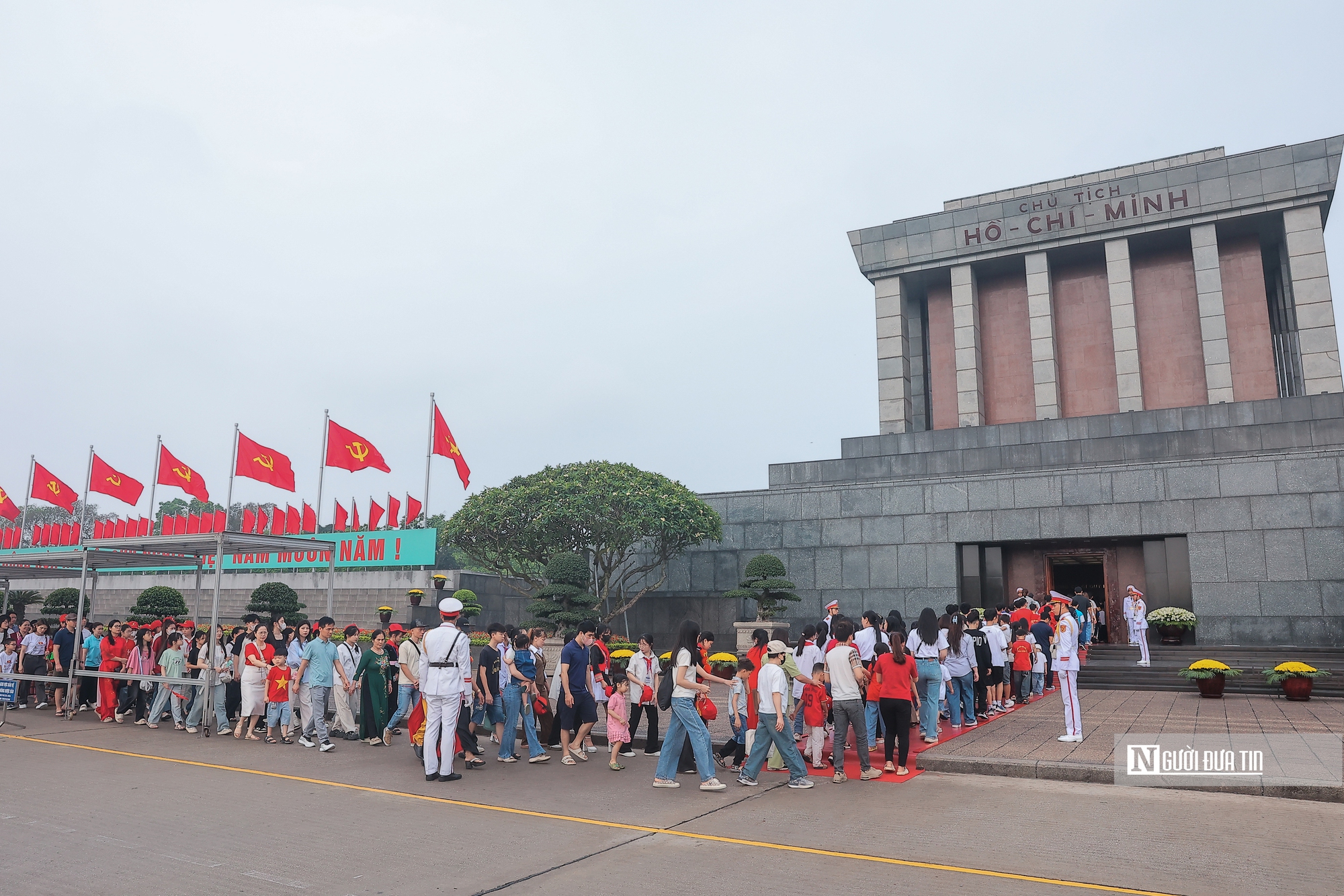 Trang nghiêm lễ chào cờ chào mừng 50 năm Giải phóng miền Nam, thống nhất đất nước- Ảnh 20. Trang nghiêm lễ chào cờ chào mừng 50 năm Giải phóng miền Nam, thống nhất đất nước- Ảnh 20.
