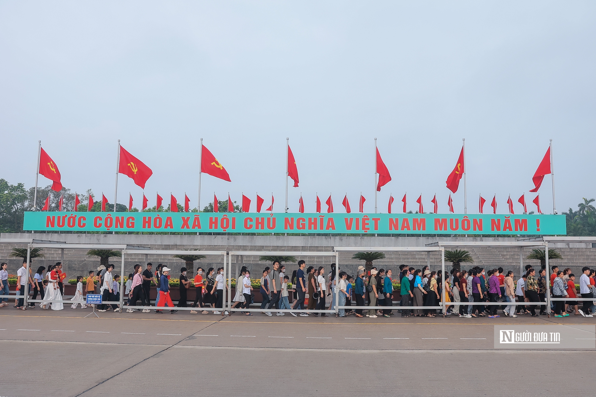 Trang nghiêm lễ chào cờ chào mừng 50 năm Giải phóng miền Nam, thống nhất đất nước- Ảnh 18. Trang nghiêm lễ chào cờ chào mừng 50 năm Giải phóng miền Nam, thống nhất đất nước- Ảnh 18.