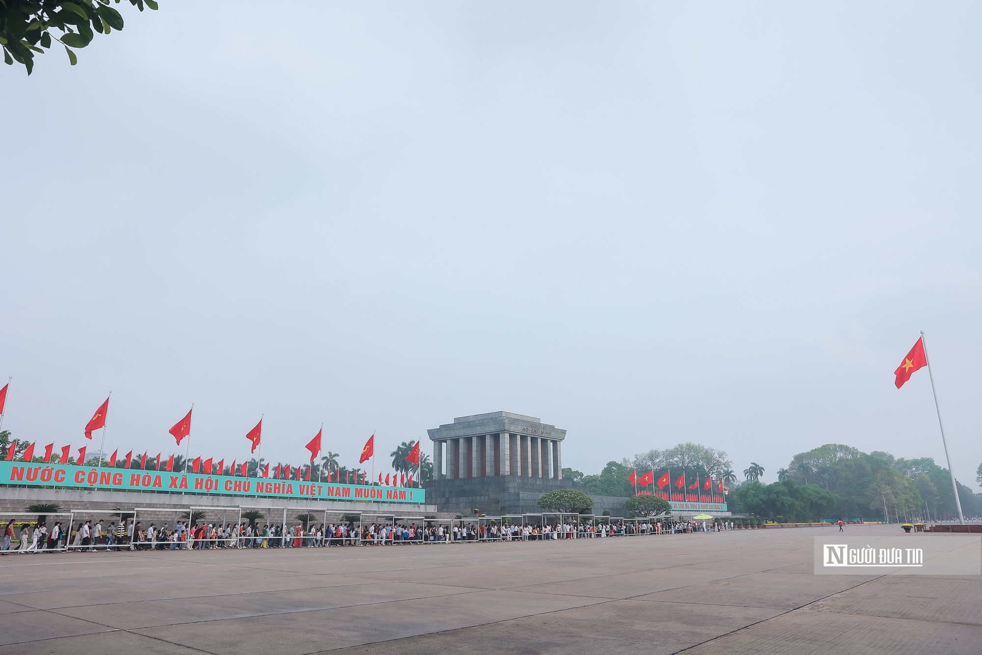 Trang nghiêm lễ chào cờ chào mừng 50 năm Giải phóng miền Nam, thống nhất đất nước- Ảnh 17. Trang nghiêm lễ chào cờ chào mừng 50 năm Giải phóng miền Nam, thống nhất đất nước- Ảnh 17.