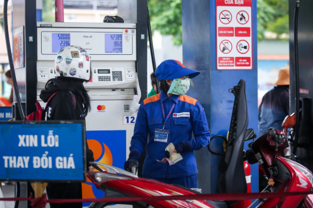 Lùi thời gian điều hành giá xăng dầu tới ngày 5/5- Ảnh 1. Lùi thời gian điều hành giá xăng dầu tới ngày 5/5- Ảnh 1.