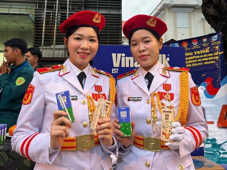 Vinamilk gửi tặng hơn 150.000 sản phẩm đến người dân tham gia 'Concert Quốc gia'- Ảnh 3. Vinamilk gửi tặng hơn 150.000 sản phẩm đến người dân tham gia 'Concert Quốc gia'- Ảnh 3.