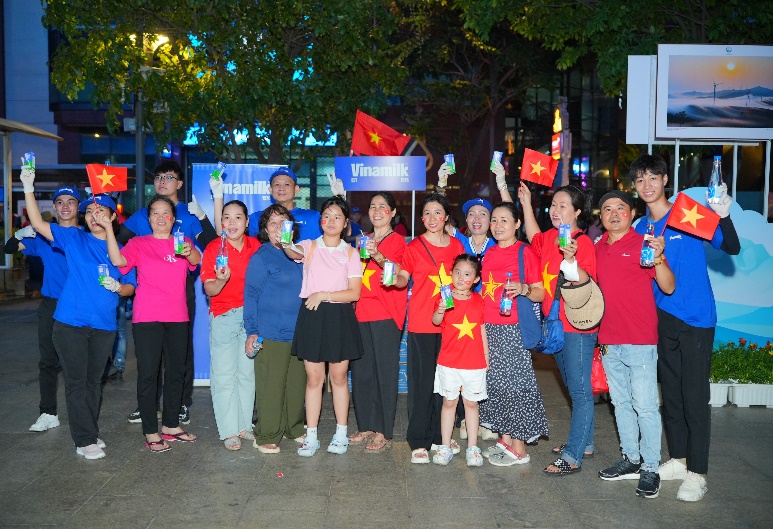 Vinamilk gửi tặng hơn 150.000 sản phẩm đến người dân tham gia 'Concert Quốc gia'- Ảnh 6. Vinamilk gửi tặng hơn 150.000 sản phẩm đến người dân tham gia 'Concert Quốc gia'- Ảnh 6.
