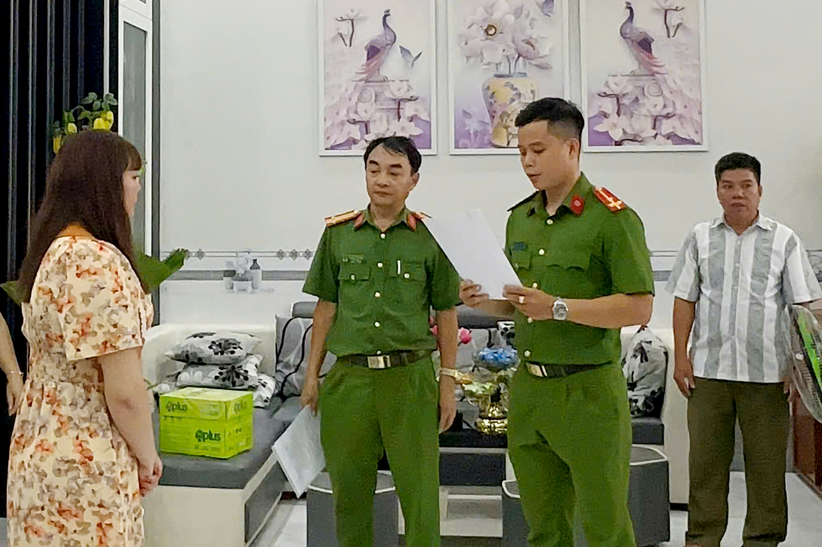 Dùng CCCD của 136 người để vay tiền trên App rồi bùng nợ, 2 đối tượng bị bắt sau khi chiếm đoạt 3,2 tỷ đồng- Ảnh 3. Dùng CCCD của 136 người để vay tiền trên App rồi bùng nợ, 2 đối tượng bị bắt sau khi chiếm đoạt 3,2 tỷ đồng- Ảnh 3.