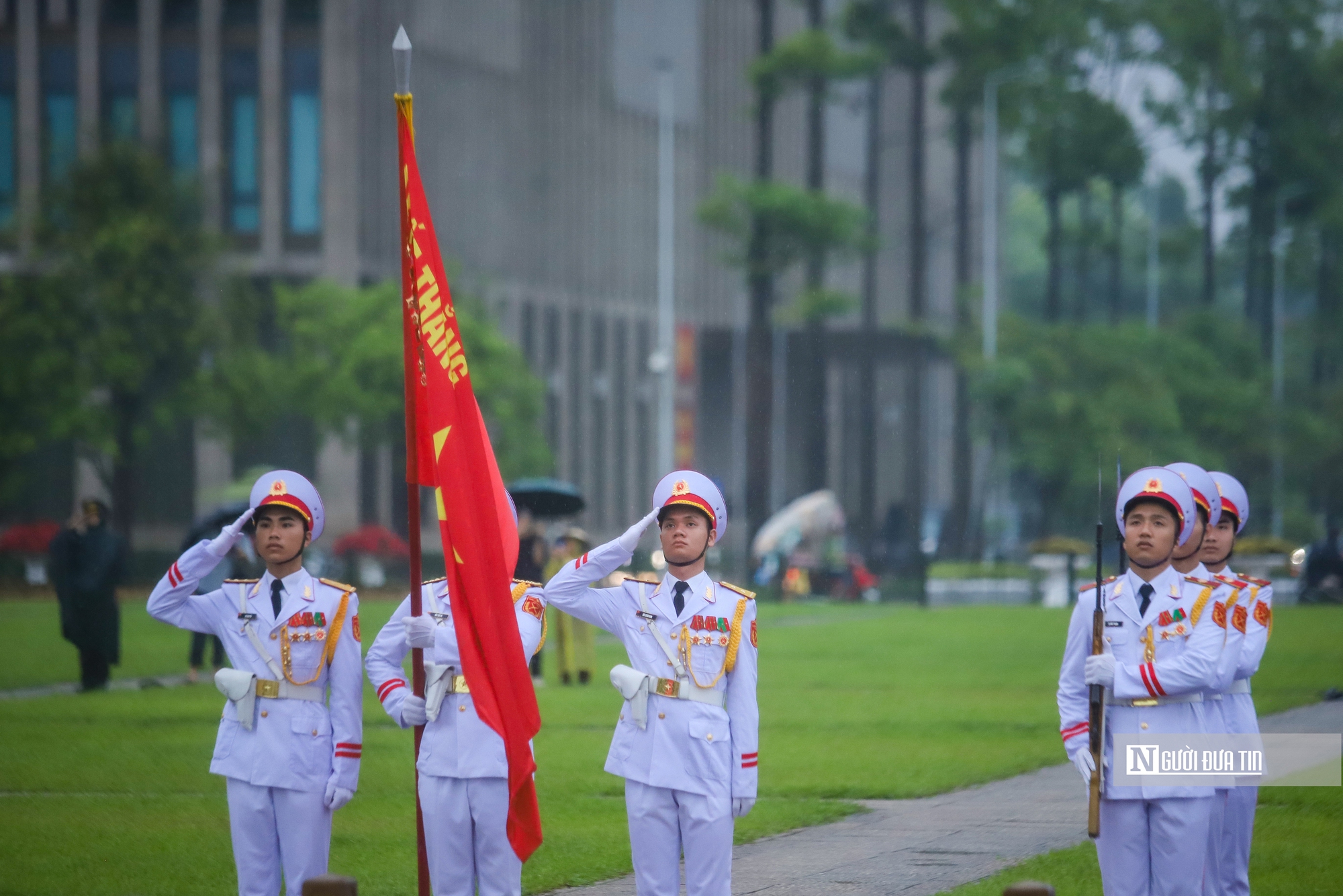 Lễ Thượng cờ rủ bắt đầu Quốc tang Nguyên Chủ tịch nước Trần Đức Lương- Ảnh 12. Lễ Thượng cờ rủ bắt đầu Quốc tang Nguyên Chủ tịch nước Trần Đức Lương- Ảnh 12.