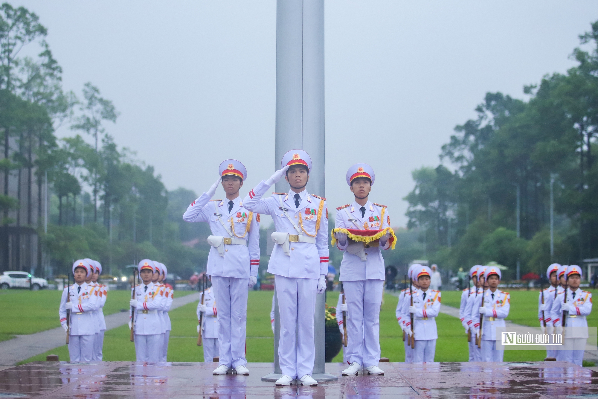 Lễ Thượng cờ rủ bắt đầu Quốc tang Nguyên Chủ tịch nước Trần Đức Lương- Ảnh 10. Lễ Thượng cờ rủ bắt đầu Quốc tang Nguyên Chủ tịch nước Trần Đức Lương- Ảnh 10.