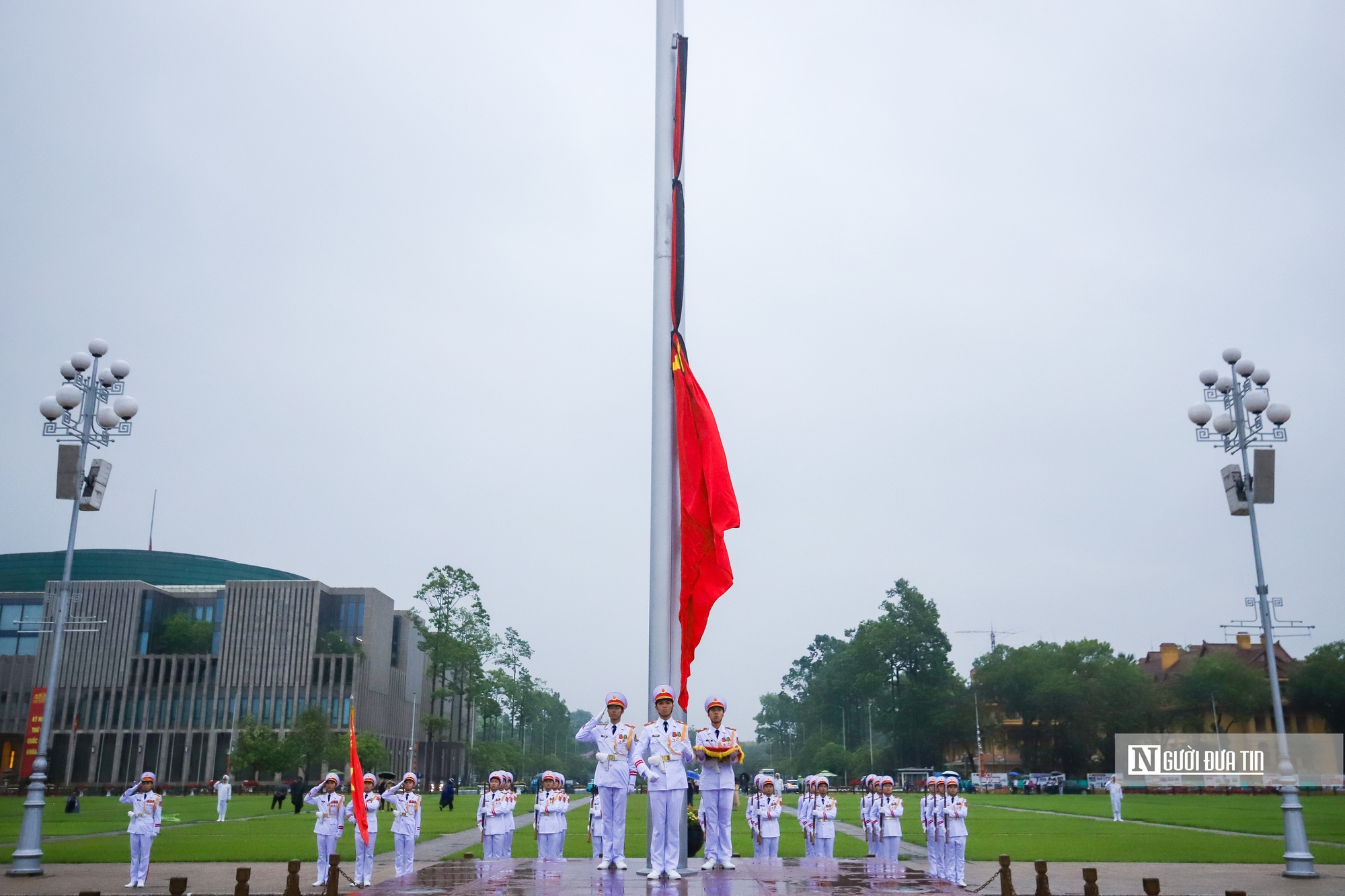 Lễ Thượng cờ rủ bắt đầu Quốc tang Nguyên Chủ tịch nước Trần Đức Lương- Ảnh 9. Lễ Thượng cờ rủ bắt đầu Quốc tang Nguyên Chủ tịch nước Trần Đức Lương- Ảnh 9.
