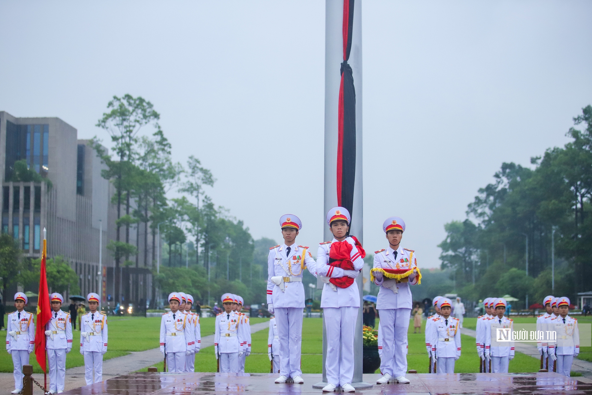 Lễ Thượng cờ rủ bắt đầu Quốc tang Nguyên Chủ tịch nước Trần Đức Lương- Ảnh 8. Lễ Thượng cờ rủ bắt đầu Quốc tang Nguyên Chủ tịch nước Trần Đức Lương- Ảnh 8.
