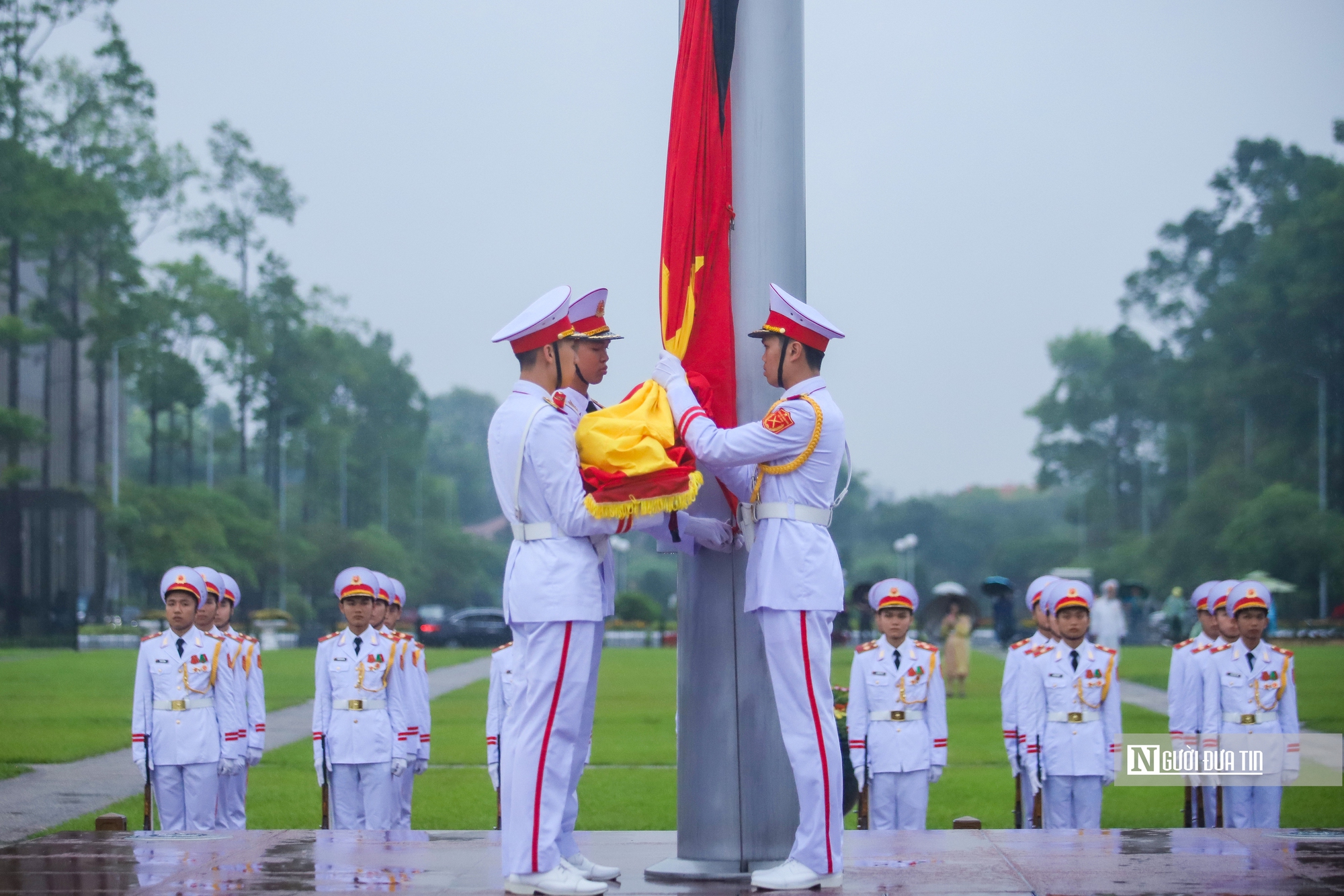 Lễ Thượng cờ rủ bắt đầu Quốc tang Nguyên Chủ tịch nước Trần Đức Lương- Ảnh 7. Lễ Thượng cờ rủ bắt đầu Quốc tang Nguyên Chủ tịch nước Trần Đức Lương- Ảnh 7.