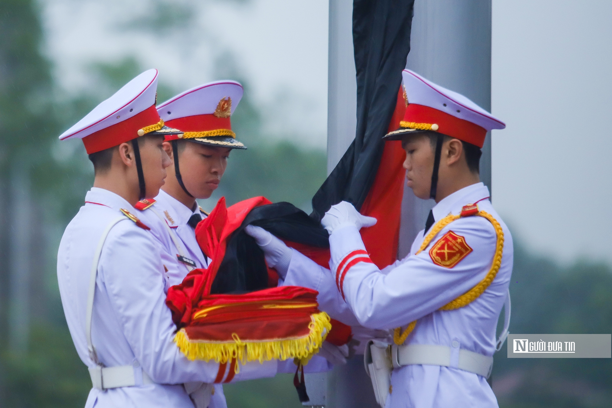 Lễ Thượng cờ rủ bắt đầu Quốc tang Nguyên Chủ tịch nước Trần Đức Lương- Ảnh 6. Lễ Thượng cờ rủ bắt đầu Quốc tang Nguyên Chủ tịch nước Trần Đức Lương- Ảnh 6.
