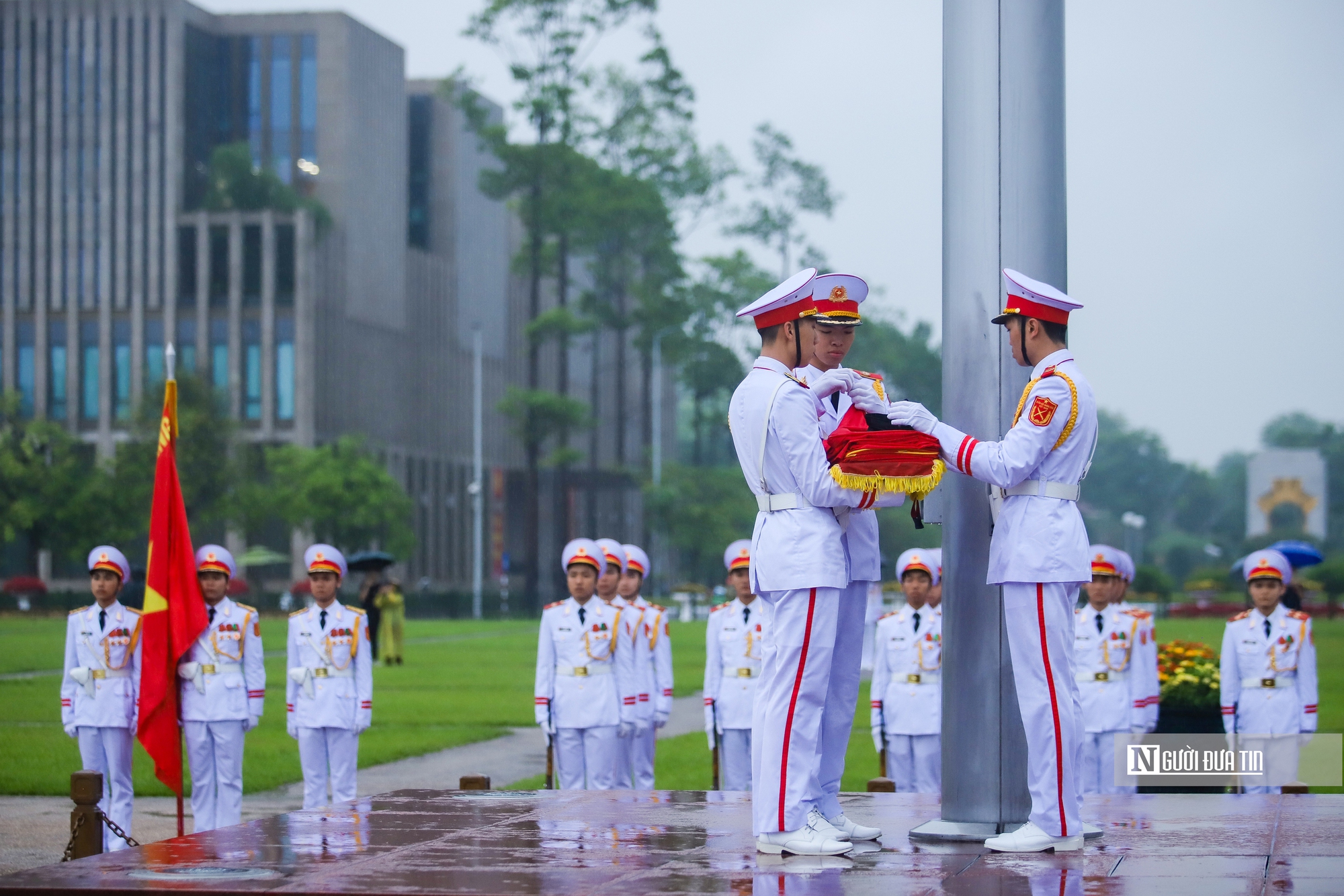 Lễ Thượng cờ rủ bắt đầu Quốc tang Nguyên Chủ tịch nước Trần Đức Lương- Ảnh 5. Lễ Thượng cờ rủ bắt đầu Quốc tang Nguyên Chủ tịch nước Trần Đức Lương- Ảnh 5.