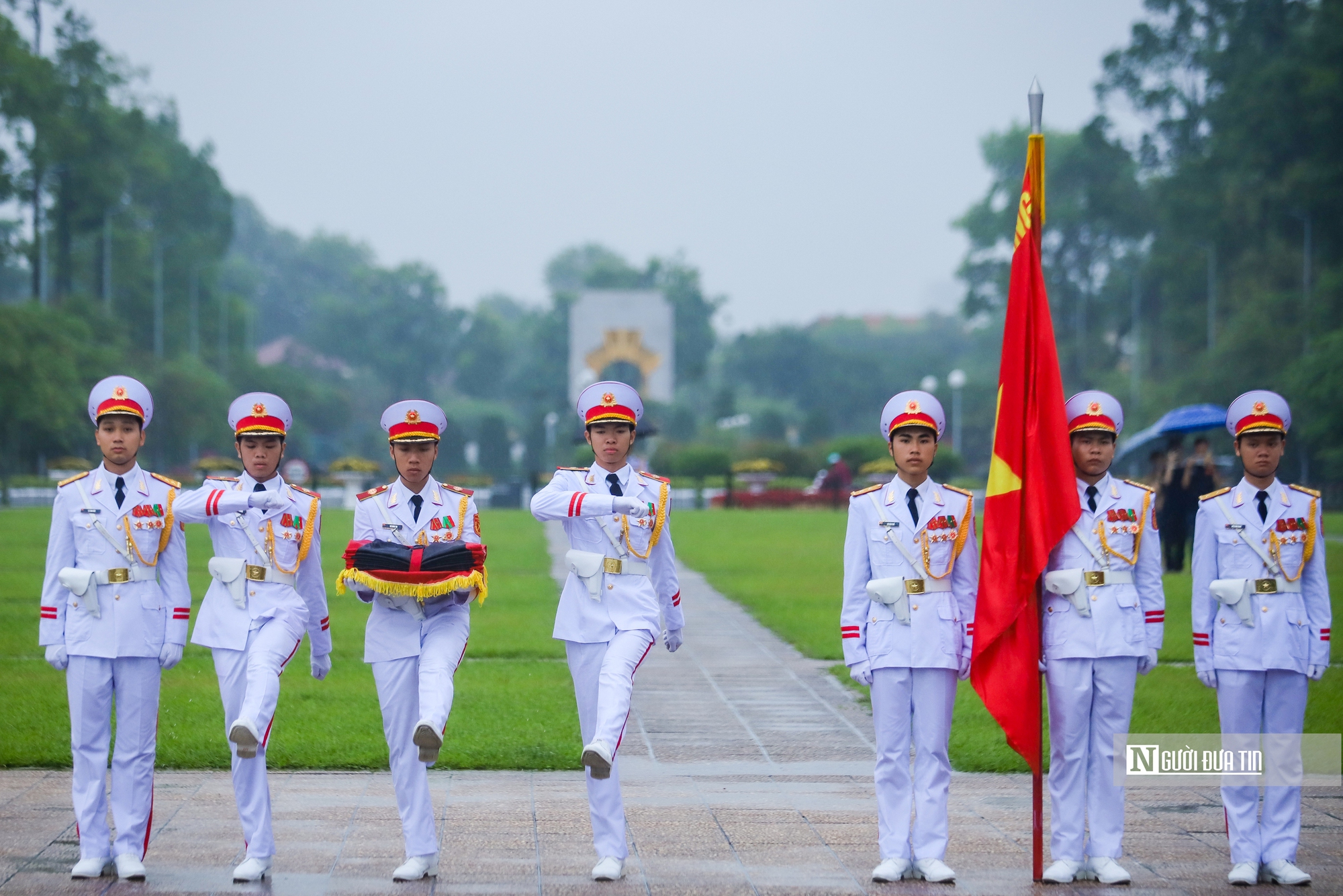 Lễ Thượng cờ rủ bắt đầu Quốc tang Nguyên Chủ tịch nước Trần Đức Lương- Ảnh 4. Lễ Thượng cờ rủ bắt đầu Quốc tang Nguyên Chủ tịch nước Trần Đức Lương- Ảnh 4.
