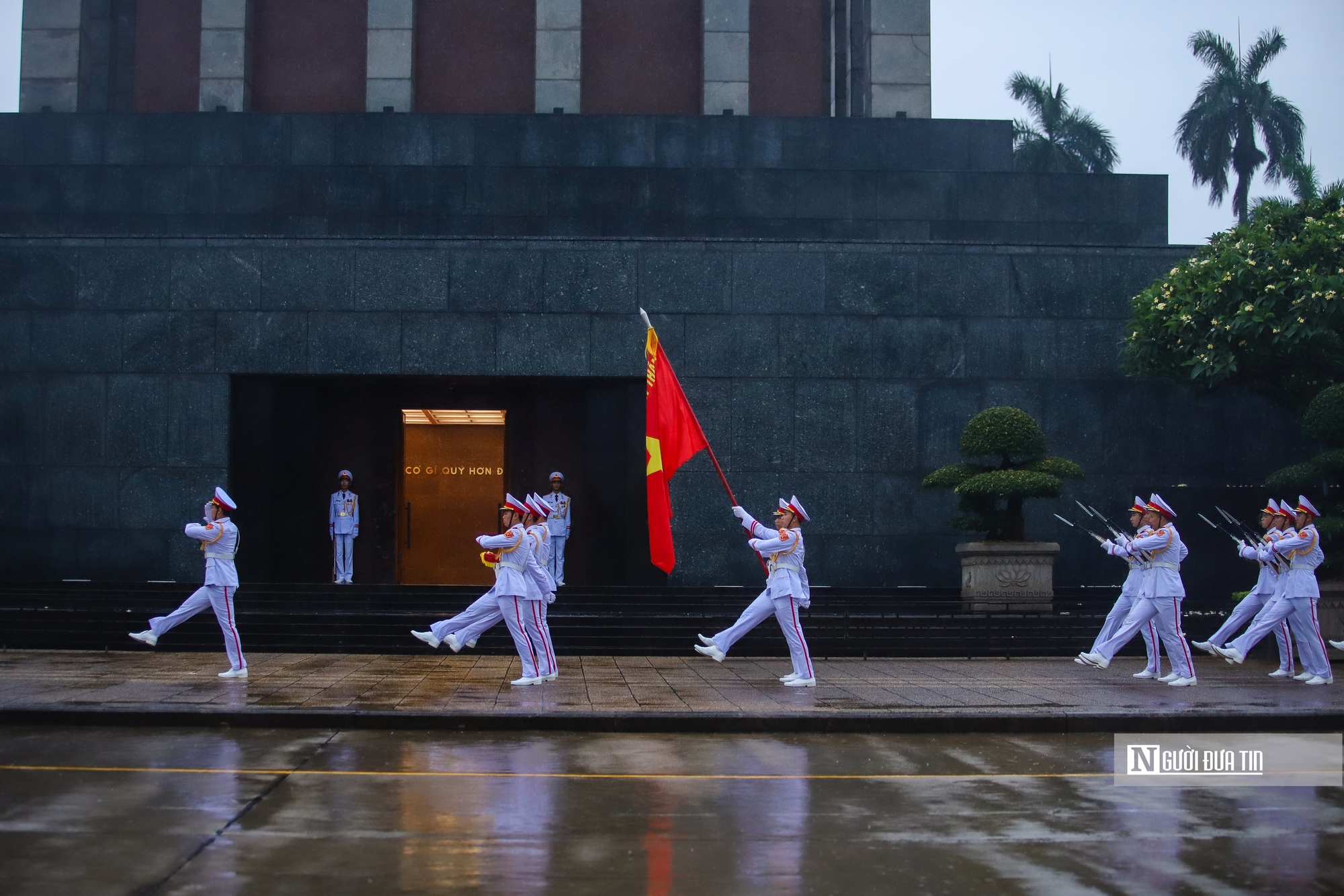 Lễ Thượng cờ rủ bắt đầu Quốc tang Nguyên Chủ tịch nước Trần Đức Lương- Ảnh 15. Lễ Thượng cờ rủ bắt đầu Quốc tang Nguyên Chủ tịch nước Trần Đức Lương- Ảnh 15.