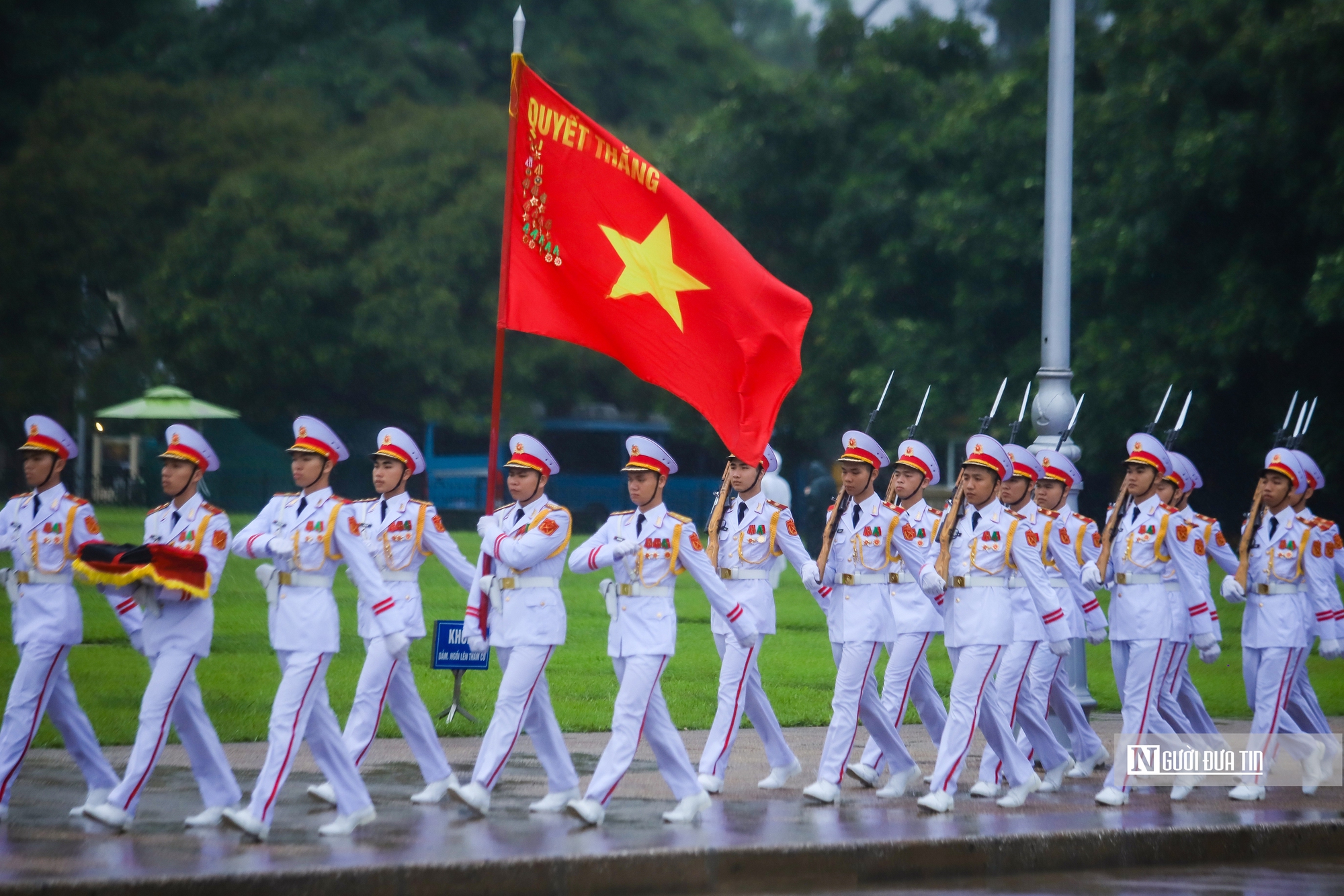 Lễ Thượng cờ rủ bắt đầu Quốc tang Nguyên Chủ tịch nước Trần Đức Lương- Ảnh 2. Lễ Thượng cờ rủ bắt đầu Quốc tang Nguyên Chủ tịch nước Trần Đức Lương- Ảnh 2.