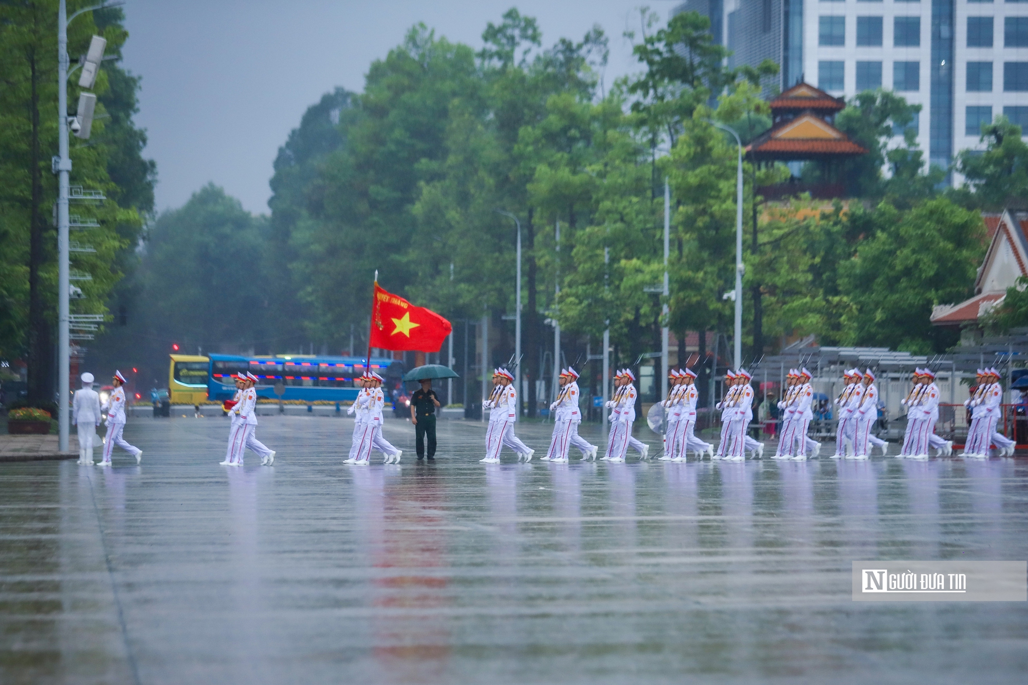 Lễ Thượng cờ rủ bắt đầu Quốc tang Nguyên Chủ tịch nước Trần Đức Lương- Ảnh 1. Lễ Thượng cờ rủ bắt đầu Quốc tang Nguyên Chủ tịch nước Trần Đức Lương- Ảnh 1.