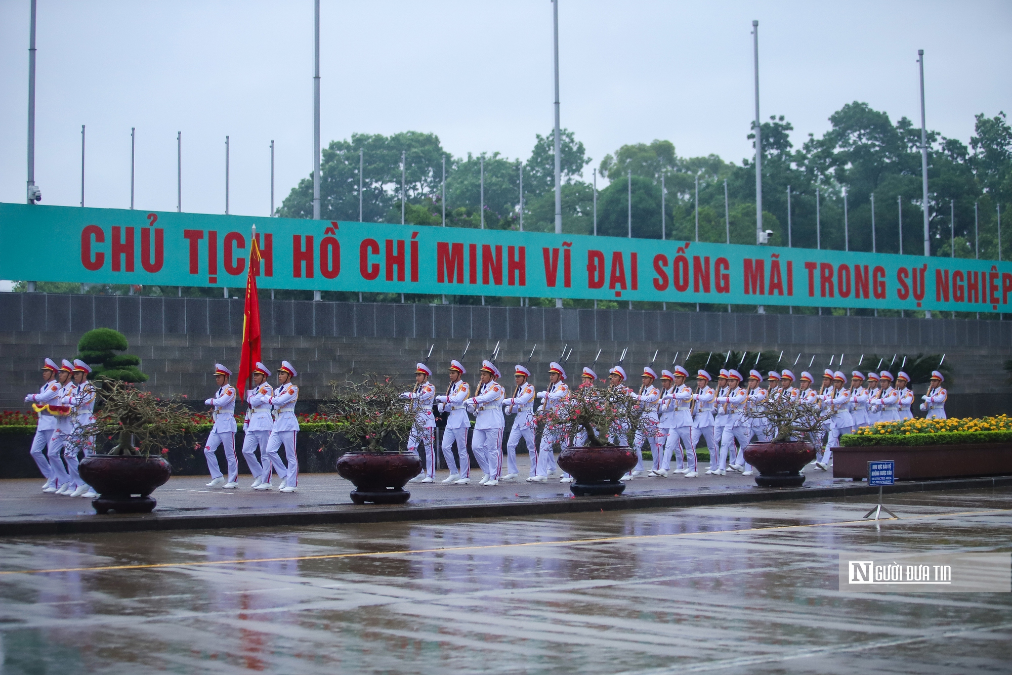 Lễ Thượng cờ rủ bắt đầu Quốc tang Nguyên Chủ tịch nước Trần Đức Lương- Ảnh 14. Lễ Thượng cờ rủ bắt đầu Quốc tang Nguyên Chủ tịch nước Trần Đức Lương- Ảnh 14.