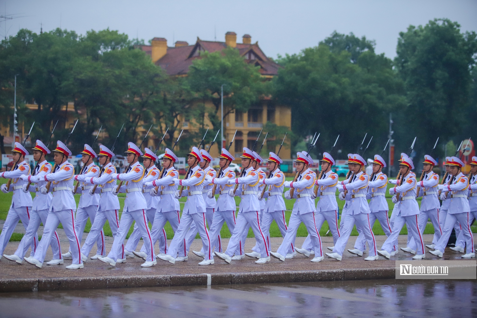 Lễ Thượng cờ rủ bắt đầu Quốc tang Nguyên Chủ tịch nước Trần Đức Lương- Ảnh 13. Lễ Thượng cờ rủ bắt đầu Quốc tang Nguyên Chủ tịch nước Trần Đức Lương- Ảnh 13.