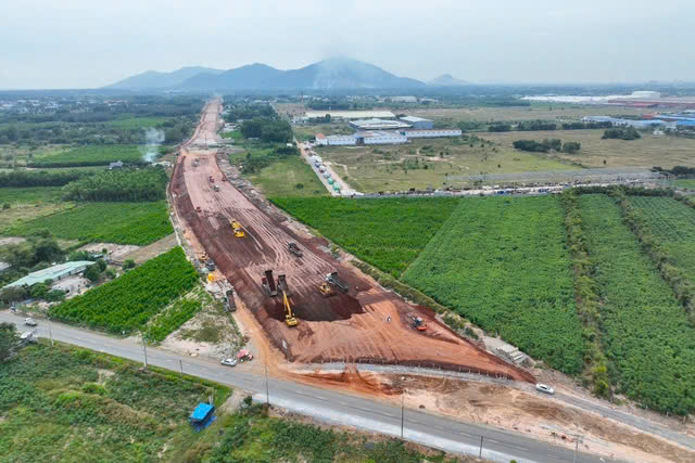 
Lộ diện 4 nhà thầu thi công Vành đai 3, cao tốc Biên Hoà – Vũng Tàu không đảm bảo tiến độ
- Ảnh 1.
