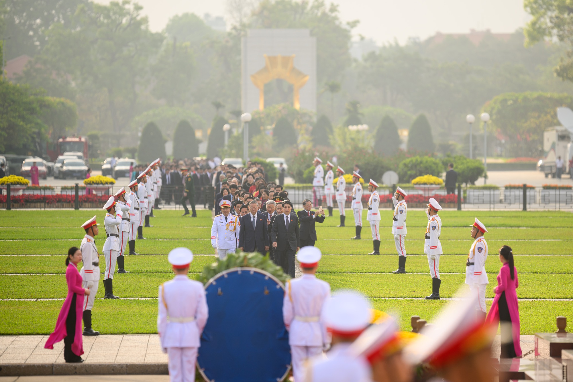 Lãnh đạo Đảng, Nhà nước cùng các ĐBQH vào Lăng viếng Chủ tịch Hồ Chí Minh- Ảnh 1. Lãnh đạo Đảng, Nhà nước cùng các ĐBQH vào Lăng viếng Chủ tịch Hồ Chí Minh- Ảnh 1.