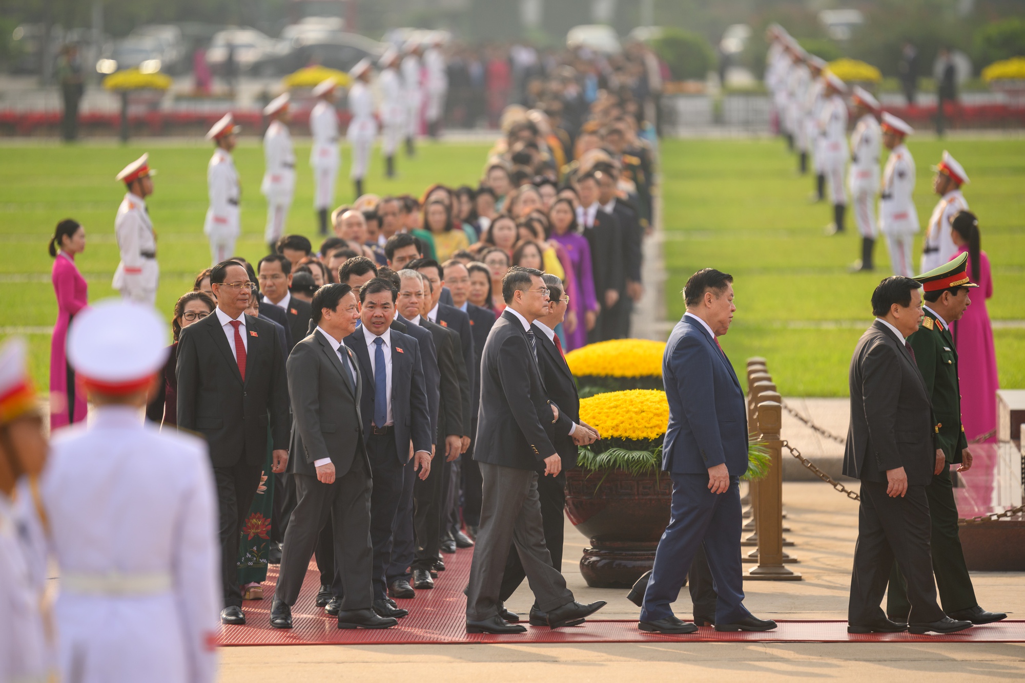 Lãnh đạo Đảng, Nhà nước cùng các ĐBQH vào Lăng viếng Chủ tịch Hồ Chí Minh- Ảnh 2. Lãnh đạo Đảng, Nhà nước cùng các ĐBQH vào Lăng viếng Chủ tịch Hồ Chí Minh- Ảnh 2.