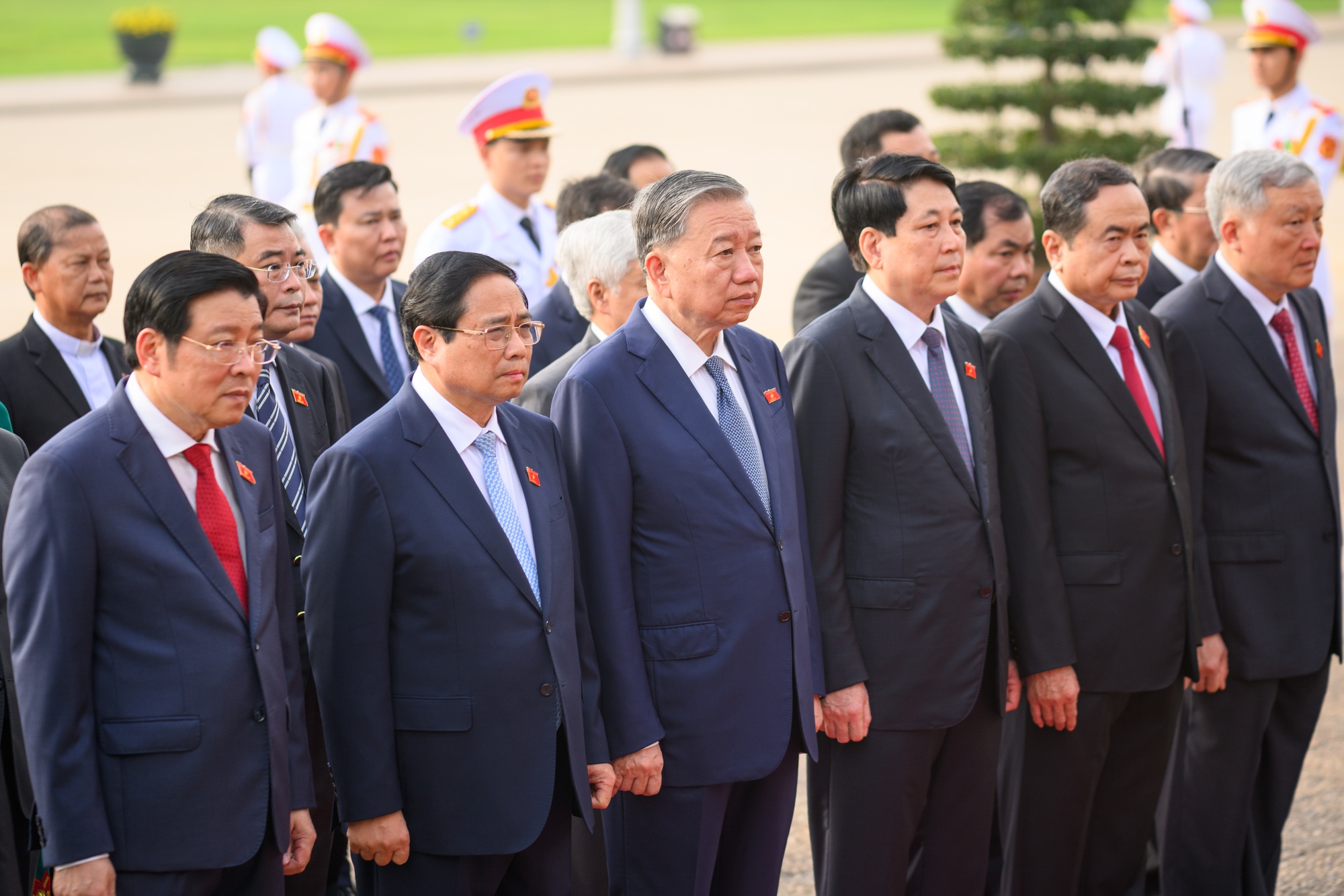 Lãnh đạo Đảng, Nhà nước cùng các ĐBQH vào Lăng viếng Chủ tịch Hồ Chí Minh- Ảnh 4. Lãnh đạo Đảng, Nhà nước cùng các ĐBQH vào Lăng viếng Chủ tịch Hồ Chí Minh- Ảnh 4.