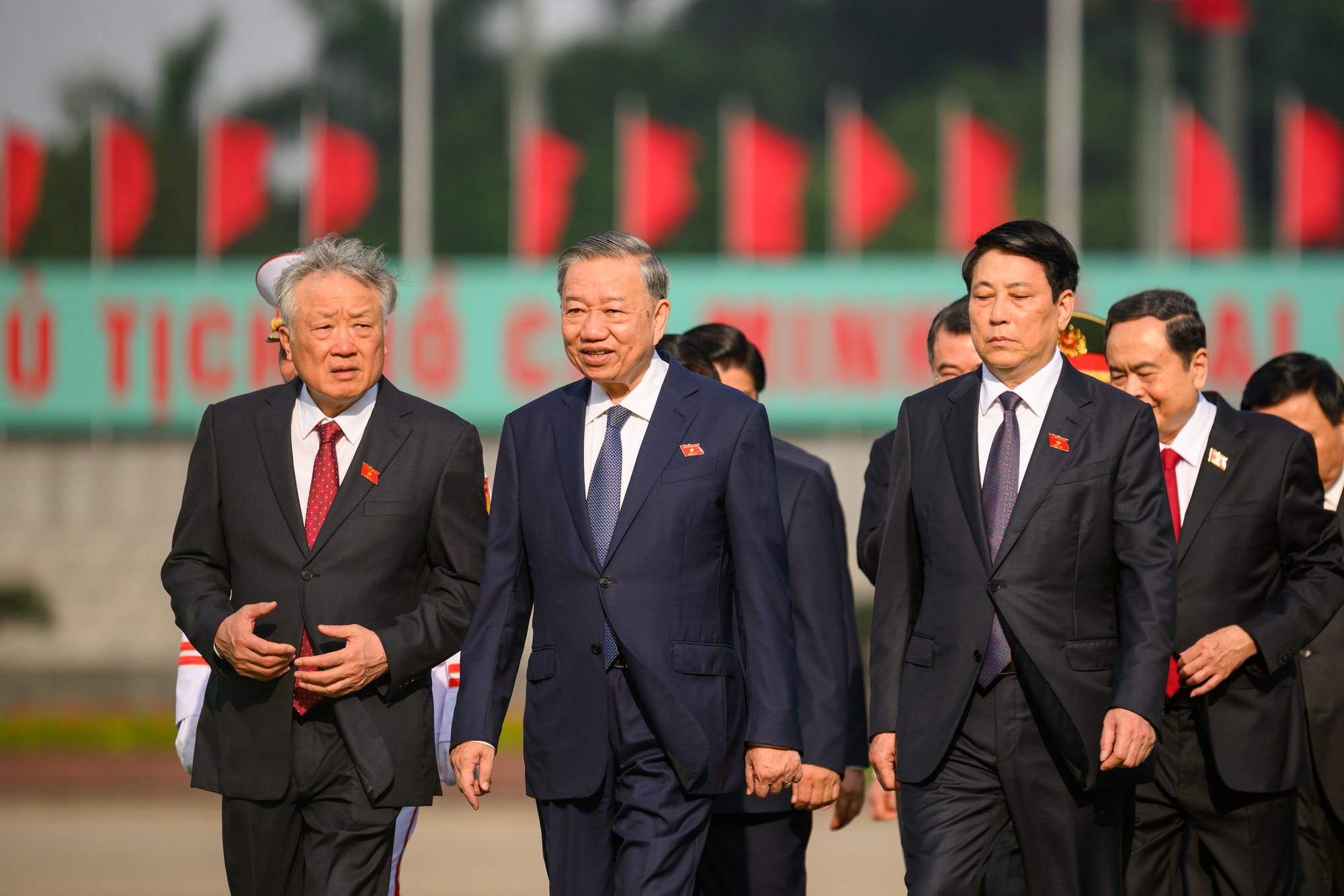 Lãnh đạo Đảng, Nhà nước cùng các ĐBQH vào Lăng viếng Chủ tịch Hồ Chí Minh- Ảnh 6. Lãnh đạo Đảng, Nhà nước cùng các ĐBQH vào Lăng viếng Chủ tịch Hồ Chí Minh- Ảnh 6.