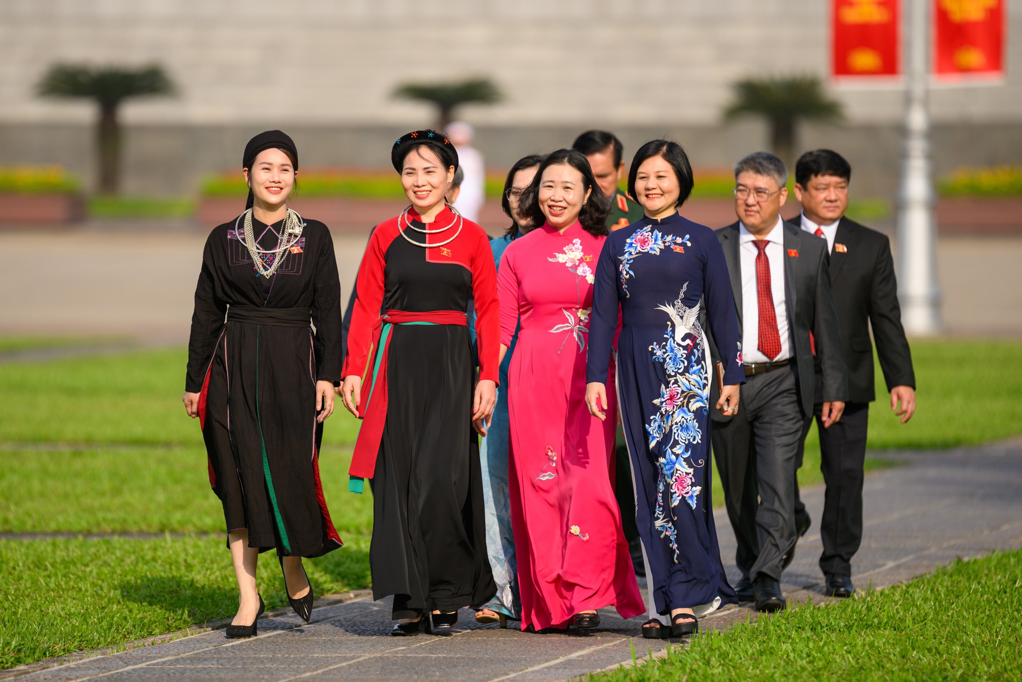 Lãnh đạo Đảng, Nhà nước cùng các ĐBQH vào Lăng viếng Chủ tịch Hồ Chí Minh- Ảnh 7. Lãnh đạo Đảng, Nhà nước cùng các ĐBQH vào Lăng viếng Chủ tịch Hồ Chí Minh- Ảnh 7.