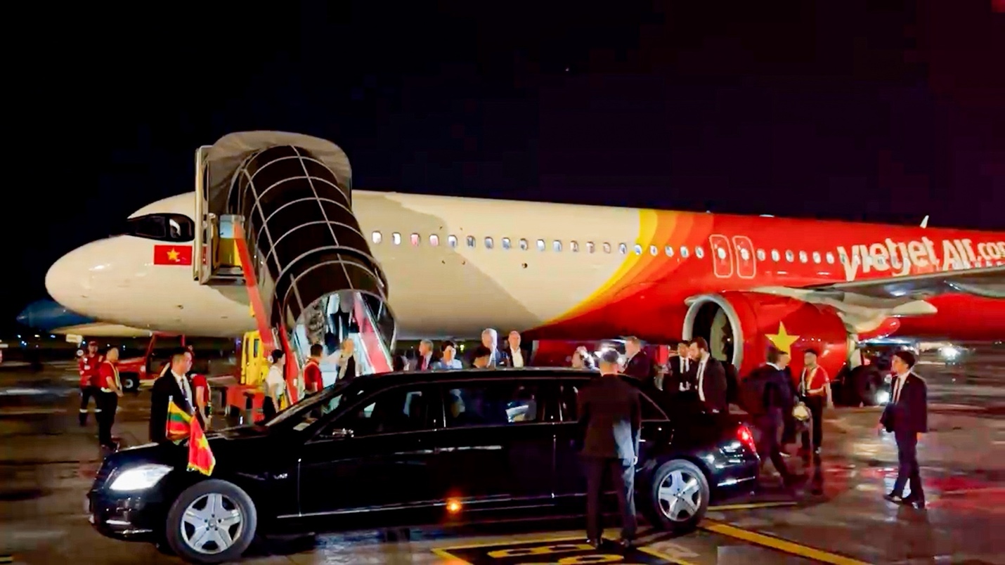 Tổng thống Litva đến Hà Nội trên chuyên cơ Vietjet - Ảnh 4.