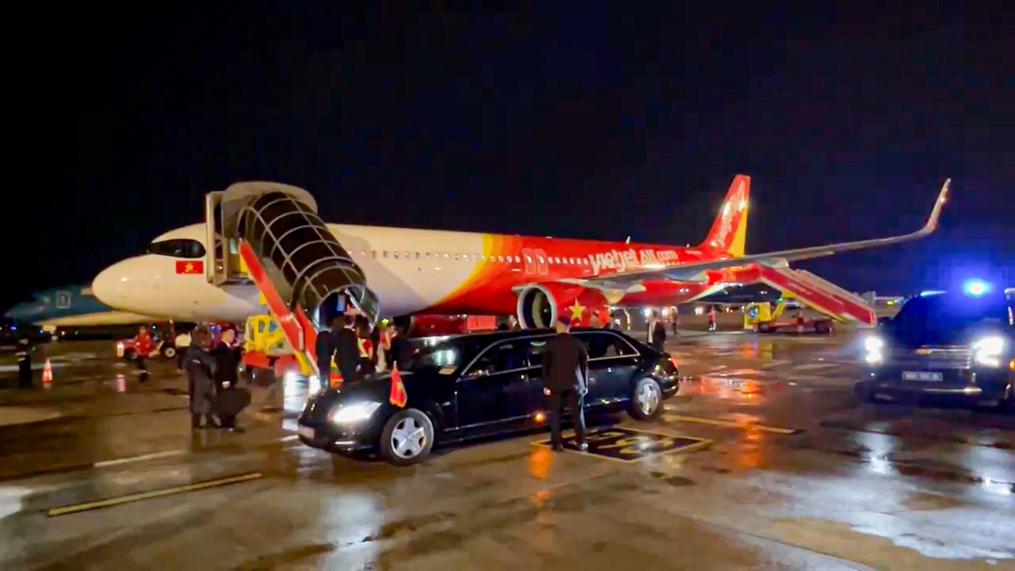 Tổng thống Litva đến Hà Nội trên chuyên cơ Vietjet - Ảnh 6.