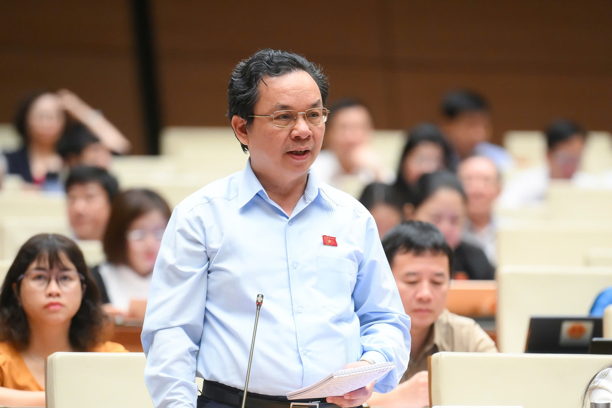 Chất vấn Bộ trưởng về thuế khoán, đại biểu nói "không ngại nộp thuế, chỉ ngại cách tính"- Ảnh 1. Chất vấn Bộ trưởng về thuế khoán, đại biểu nói "không ngại nộp thuế, chỉ ngại cách tính"- Ảnh 1.