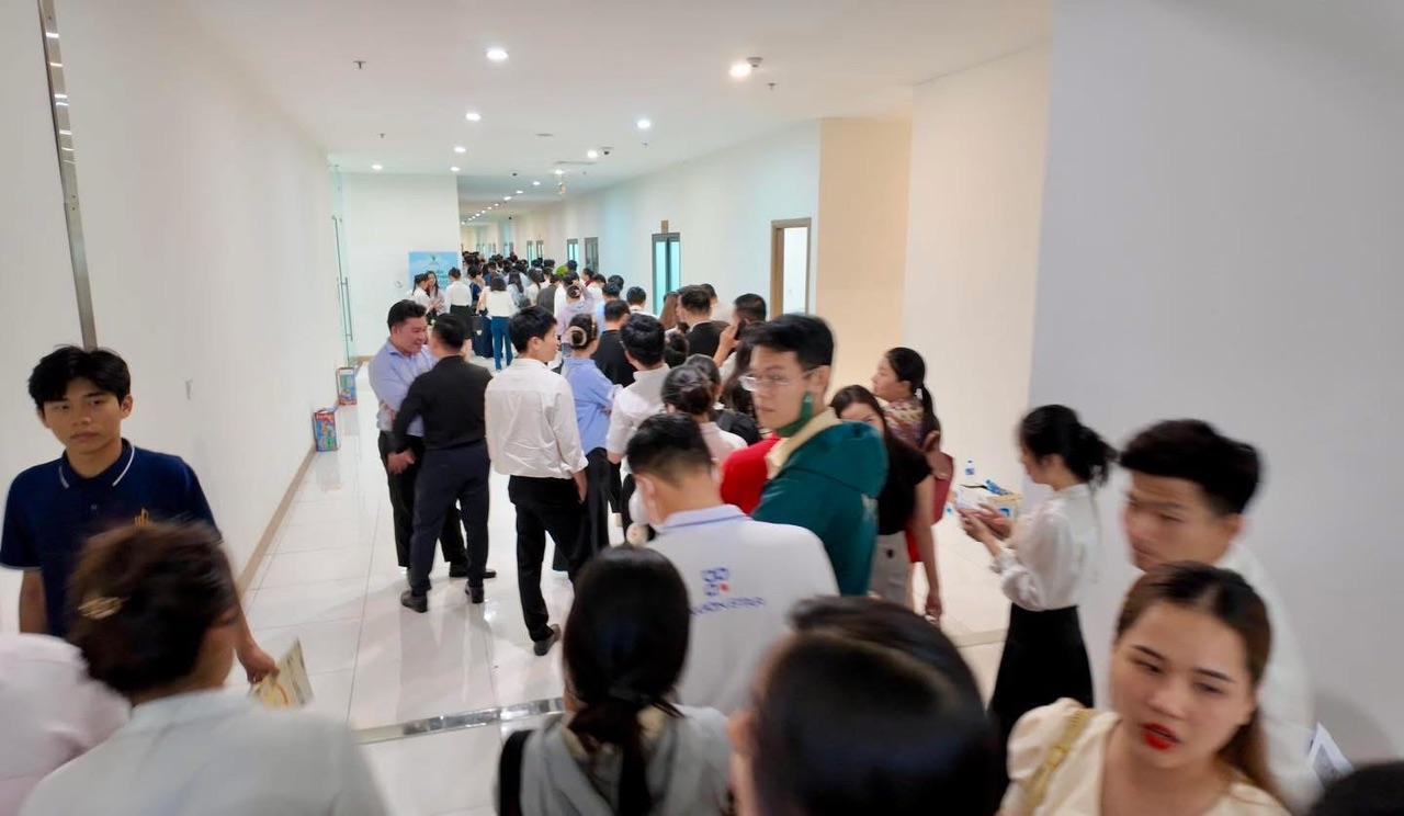 Dự án của tỷ phú Phạm Nhật Vượng tại Long An gây choáng trên thị trường khi vừa ra mắt, 5.000 booking “cháy hàng” vì giá chỉ hơn 4 tỷ/căn thấp tầng giãn xây - Ảnh 8.