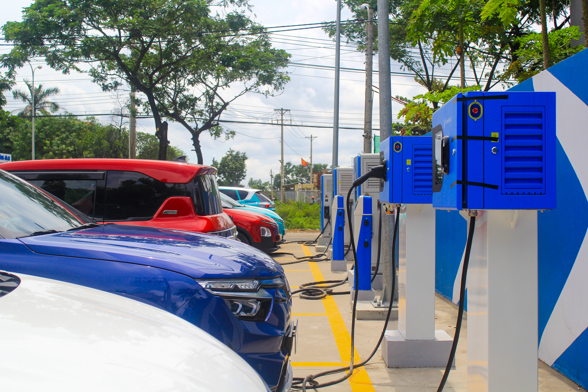 Trạm sạc xe điện phủ khắp nơi, tốc độ triển khai gấp đôi dự kiến, tham vọng 10.000 tỷ của ông Phạm Nhật Vượng dần thành hiện thực- Ảnh 14. Trạm sạc xe điện phủ khắp nơi, tốc độ triển khai gấp đôi dự kiến, tham vọng 10.000 tỷ của ông Phạm Nhật Vượng dần thành hiện thực- Ảnh 14.