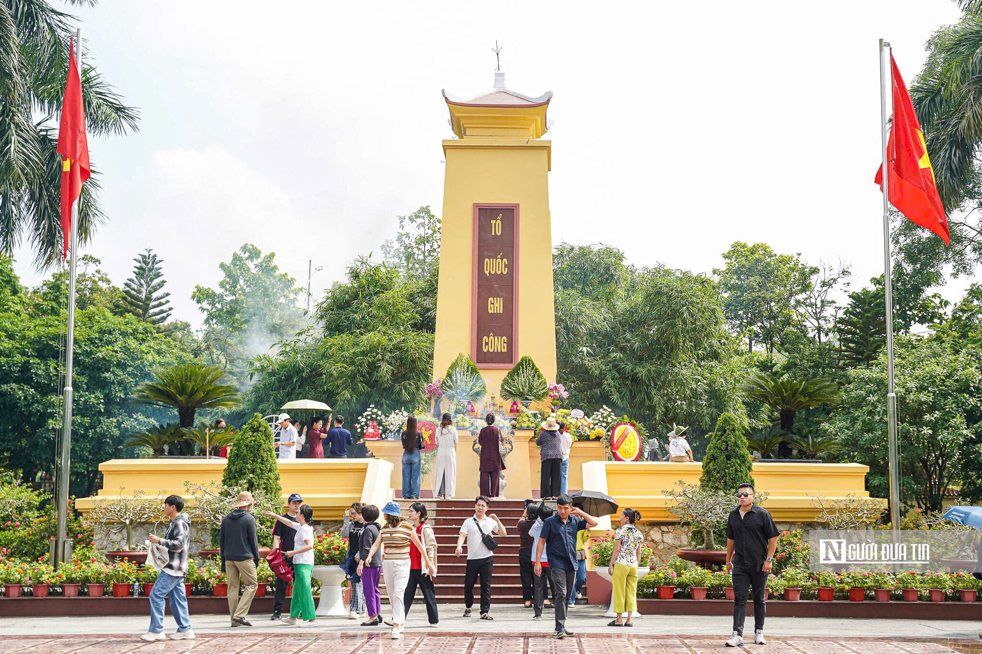 Dòng người đến dâng hương, tưởng niệm các anh hùng liệt sĩ tại các nghĩa trang- Ảnh 1. Dòng người đến dâng hương, tưởng niệm các anh hùng liệt sĩ tại các nghĩa trang- Ảnh 1.